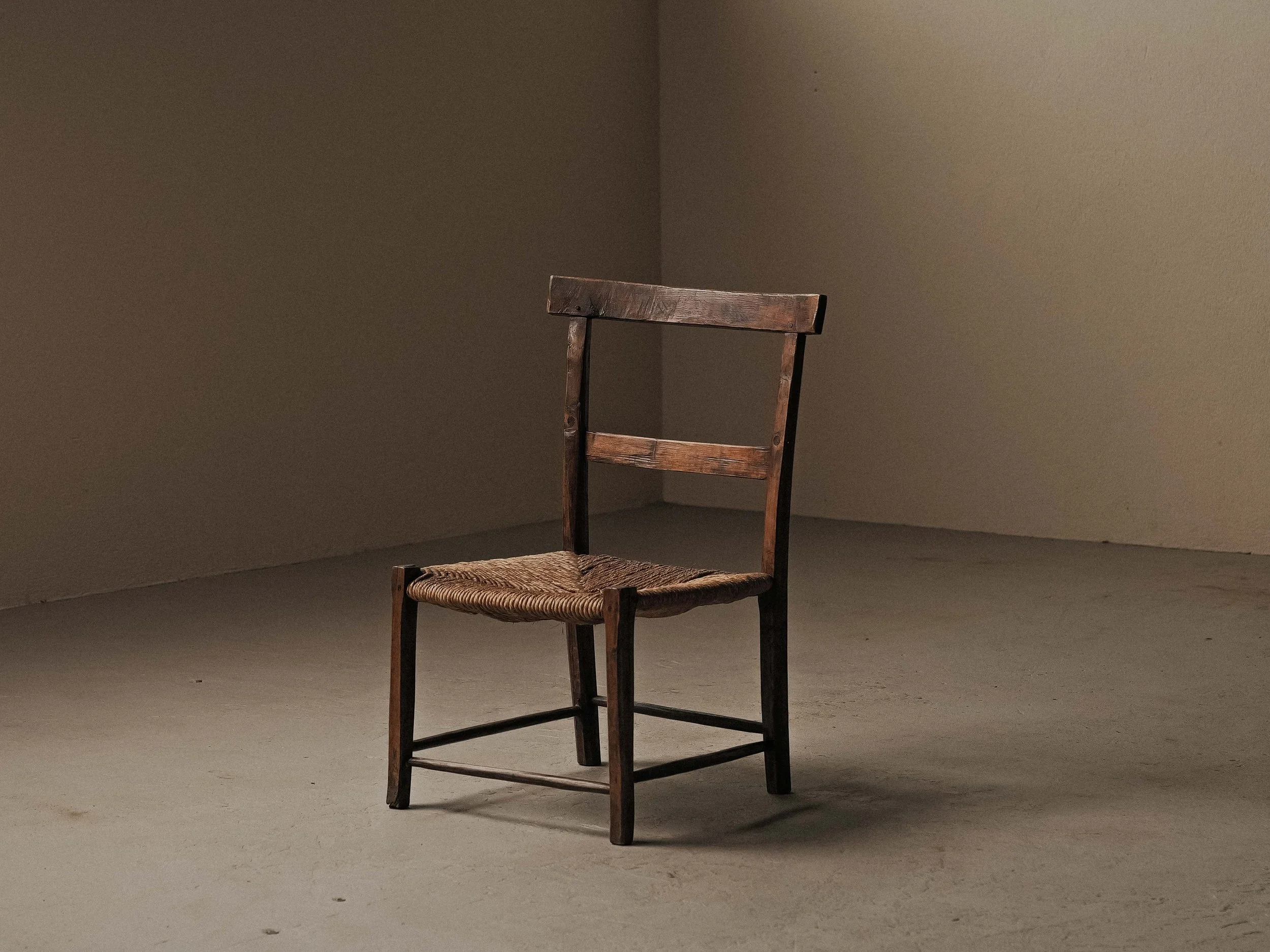 20260821A-fauteuil-art-populaire-auvergne-bois-massif-et-paille-tressee-19eme-siecle-2.jpg