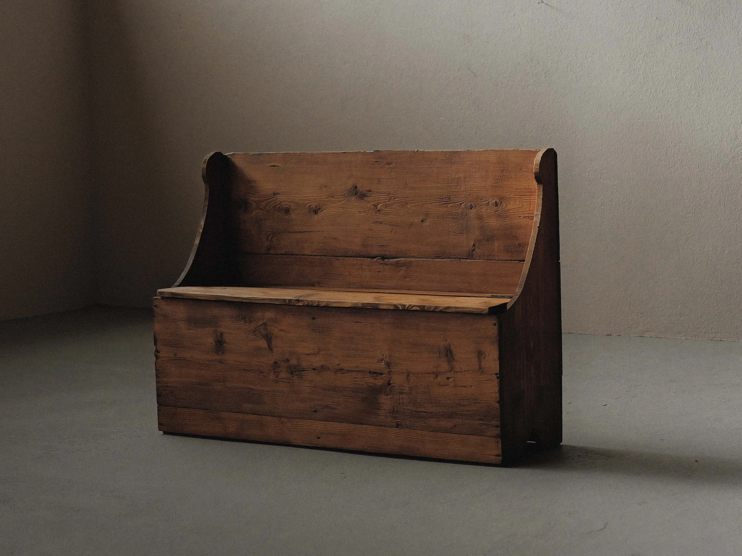 20251106A1-banc-coffre-savoyard-en-meleze-et-pin-massif-1950-4.jpg