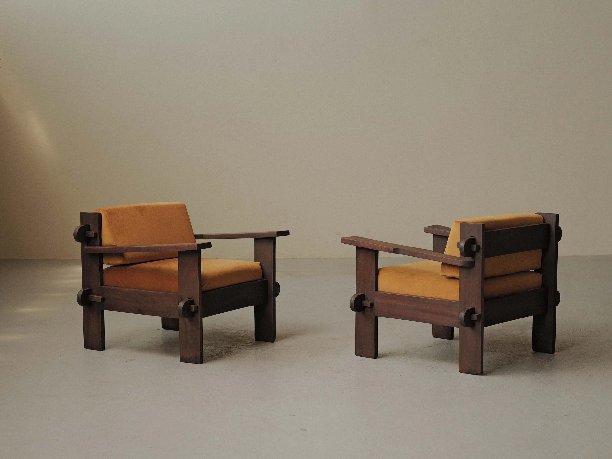 20260414A3-Paire-de-fauteuil-artisanale-travail-d-architecte-bois-massif-tissu-moutarde-circa-1970-6.jpg