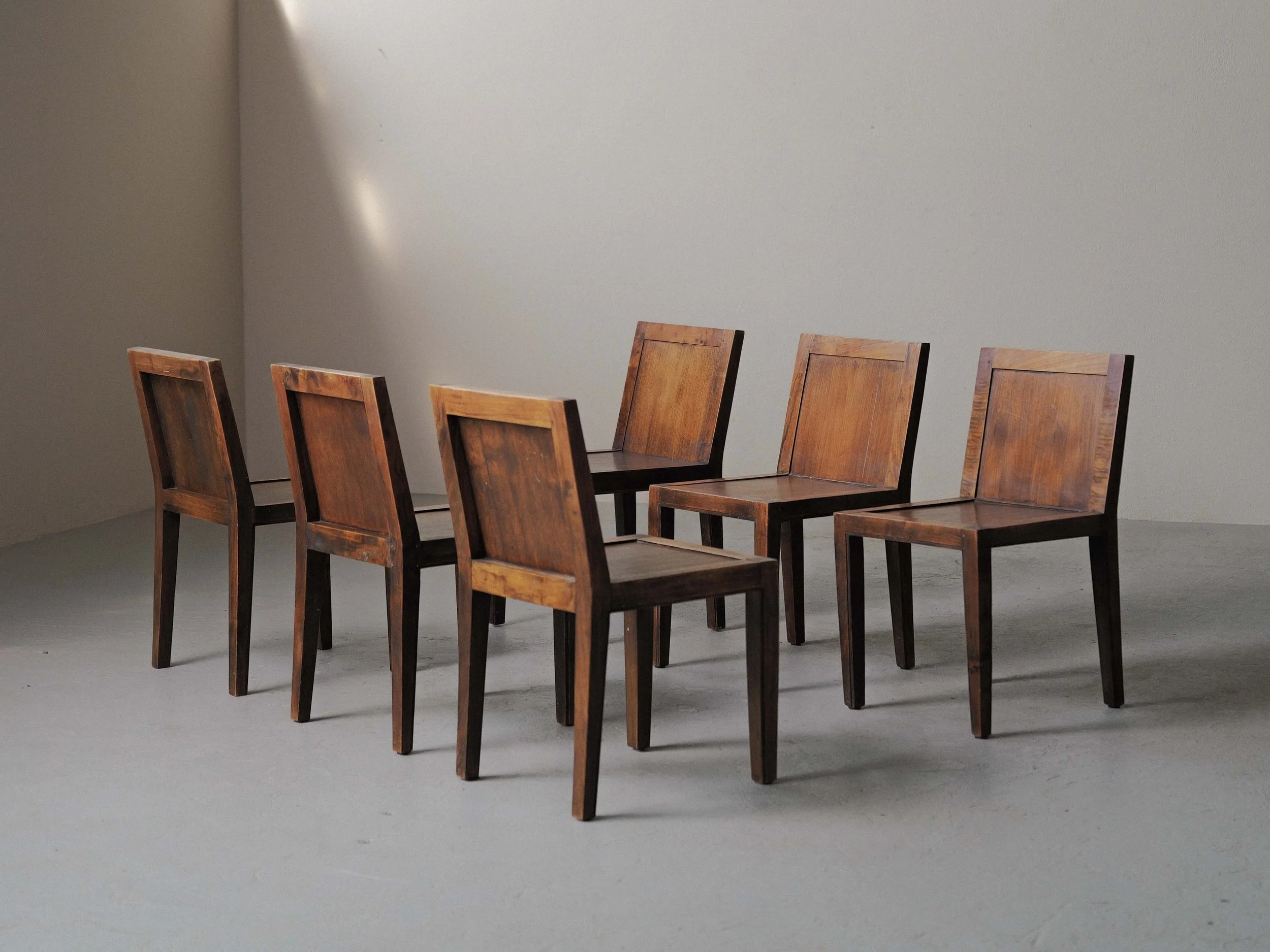20260612A-Ensemble-de-6-chaises-enchene-massif-et-placage-de-chene-travail-artisanal-France-vers-1970-1980-2.jpg