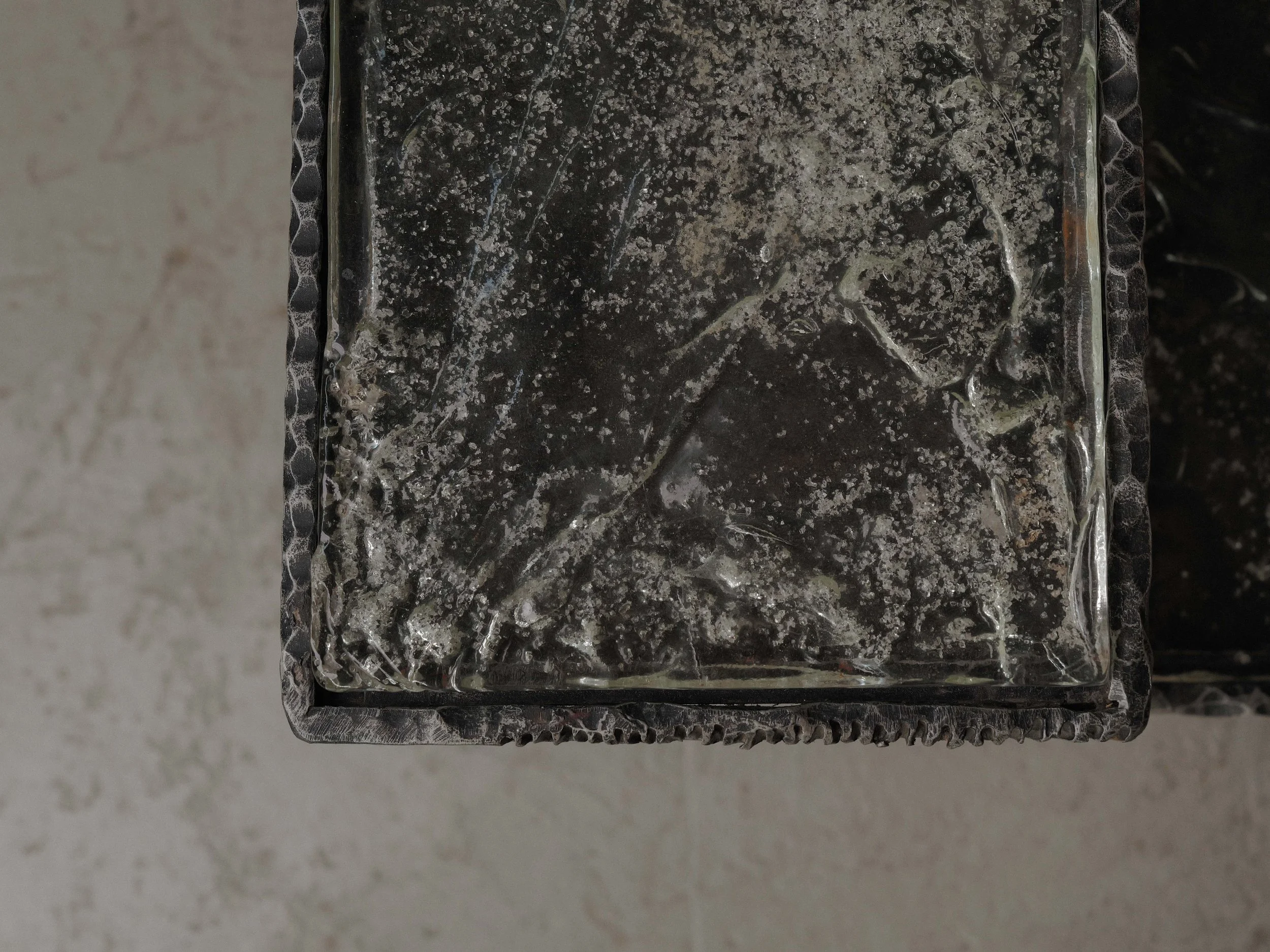 20260630T-table-d-appoint-brutaliste-en-fer-forge-et-dalles-de-verre-eclairante-3.jpg