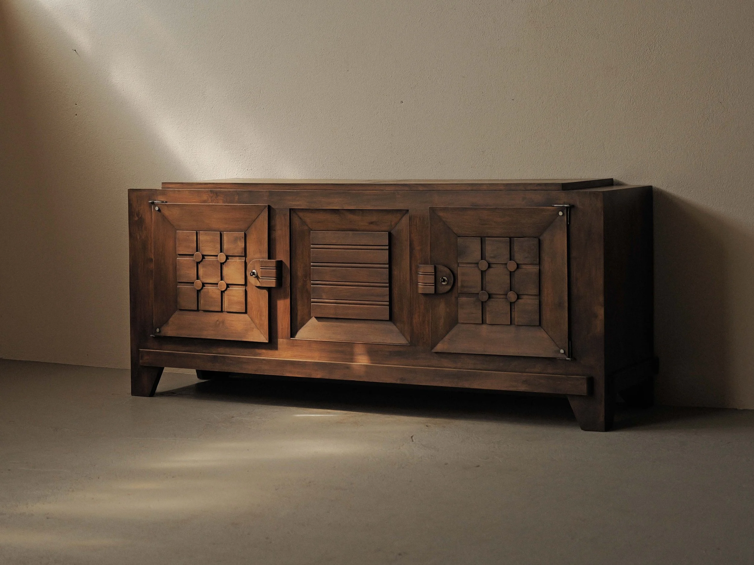 20260805M1-Buffet-en-bois-par-Charles-Dudouyt-edition-la-gentilhommiere-Circa-1940-23.jpg