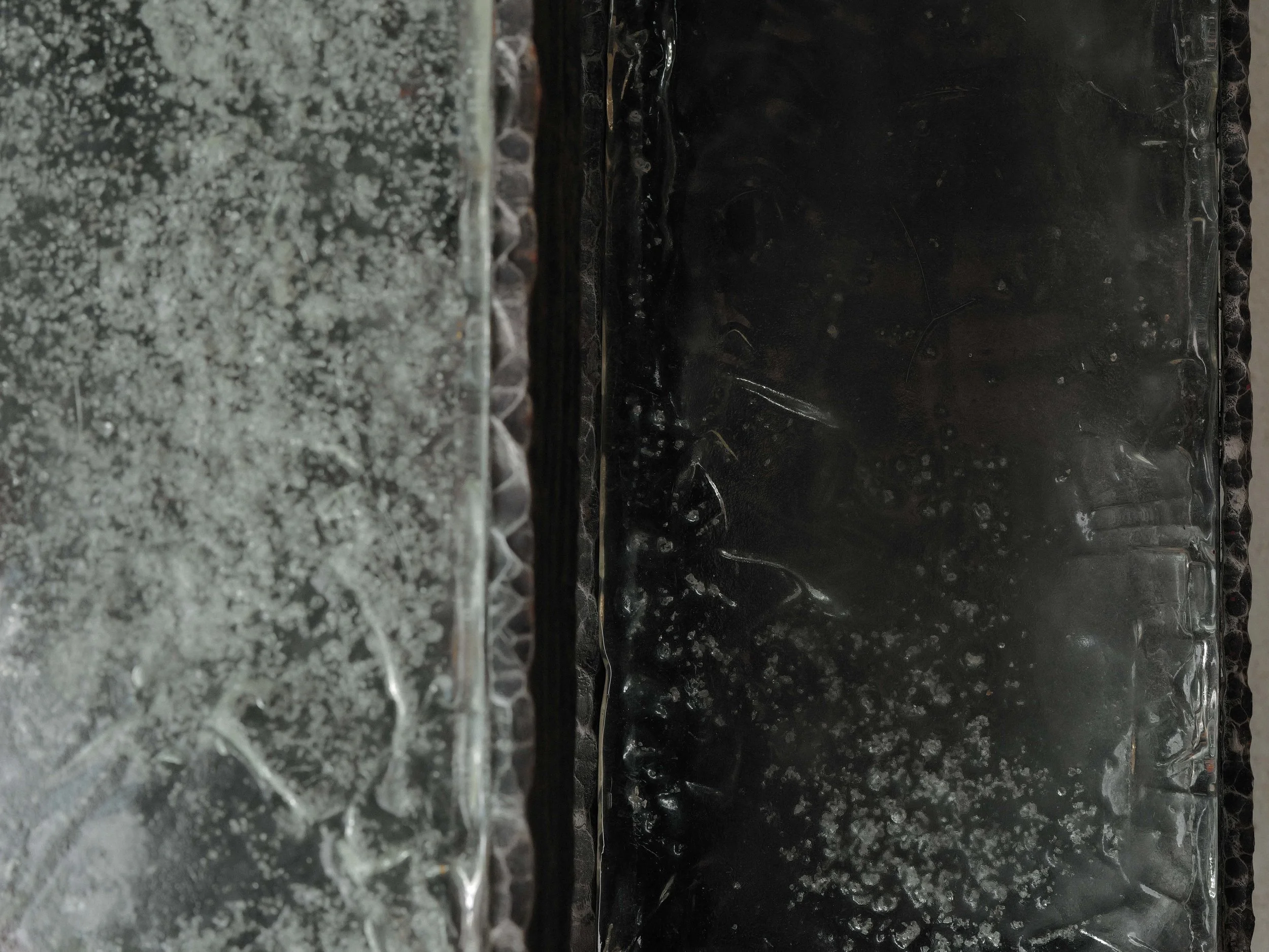 20260630T-table-d-appoint-brutaliste-en-fer-forge-et-dalles-de-verre-eclairante-4.jpg