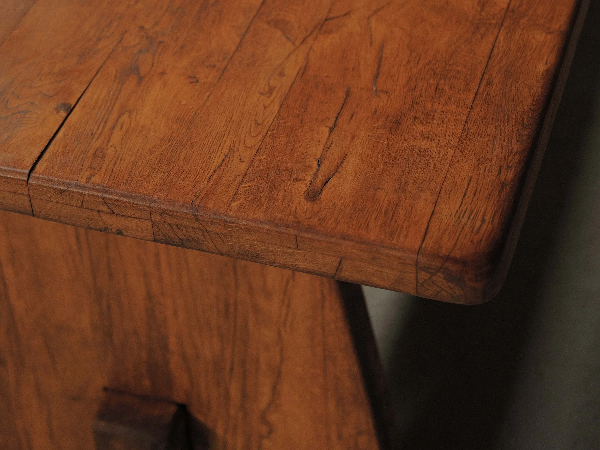 20260608T-table-de-repas-en-chene-massif-travail-artisanal-probablement-d-architecte-esprit-brutaliste-Vers-1980-6.jpg