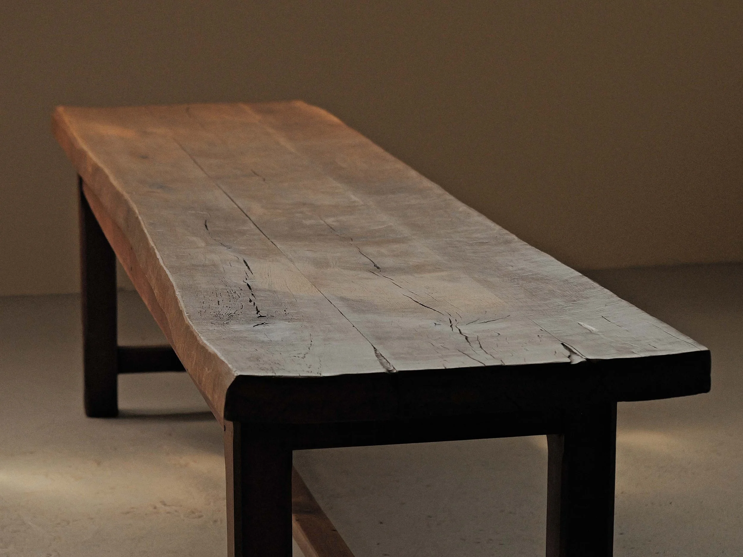 20260723T-Grande-table-artisanale-structure-en-chene-plateau-en-Orme-France-13.jpg
