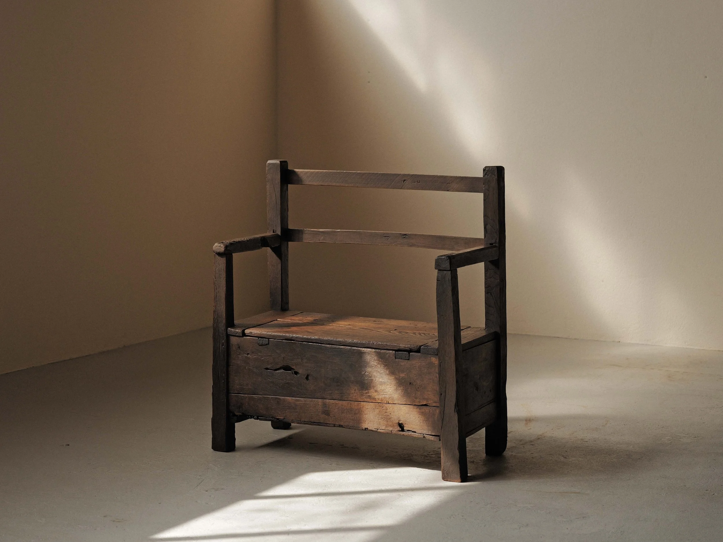 🔴 Banc-coffre en bois massif, Cévennes, XIXe siècle
