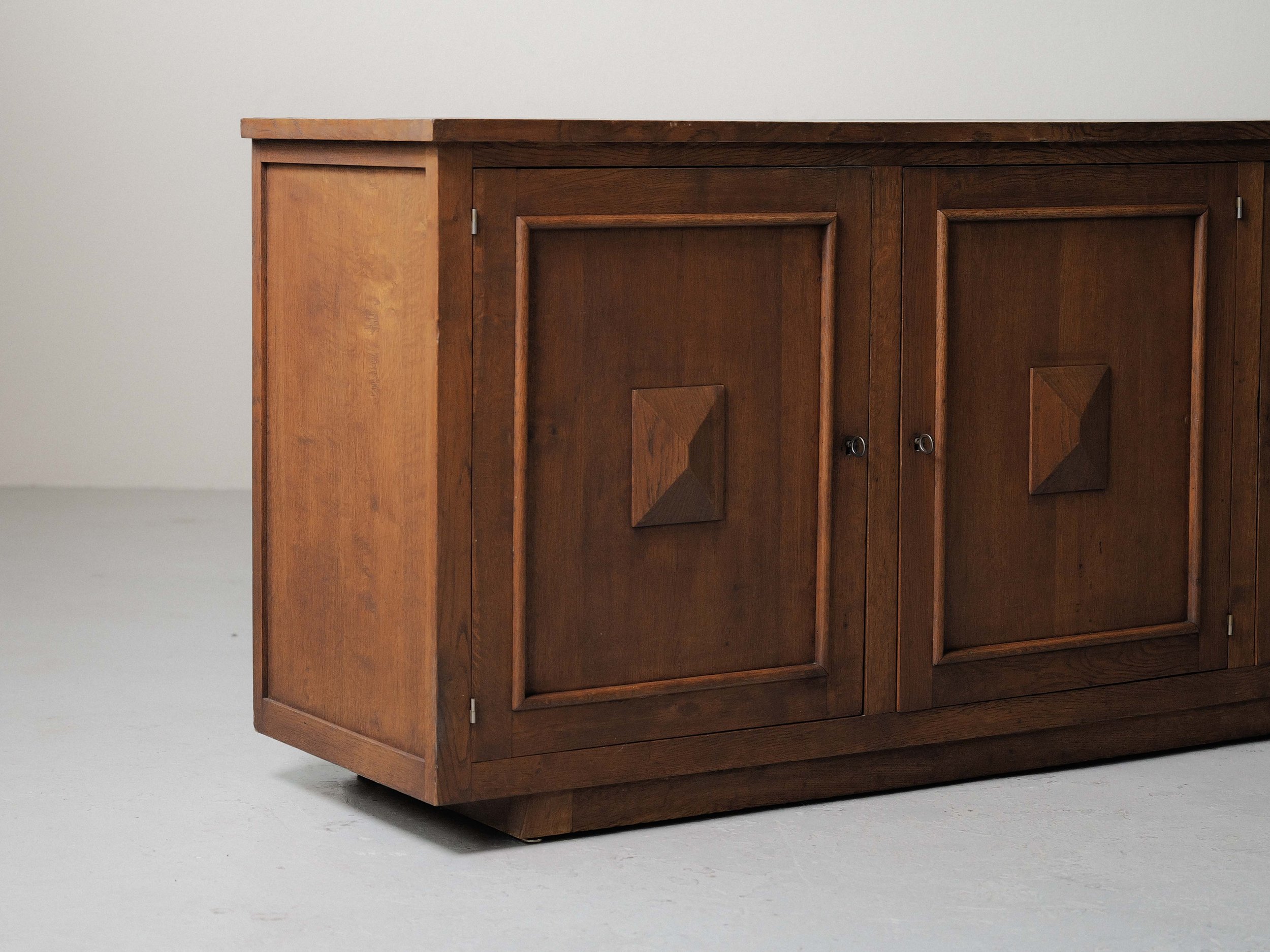20260507M-meuble-buffet-artisanal-en-chene-massif-vers-1950-16.jpg