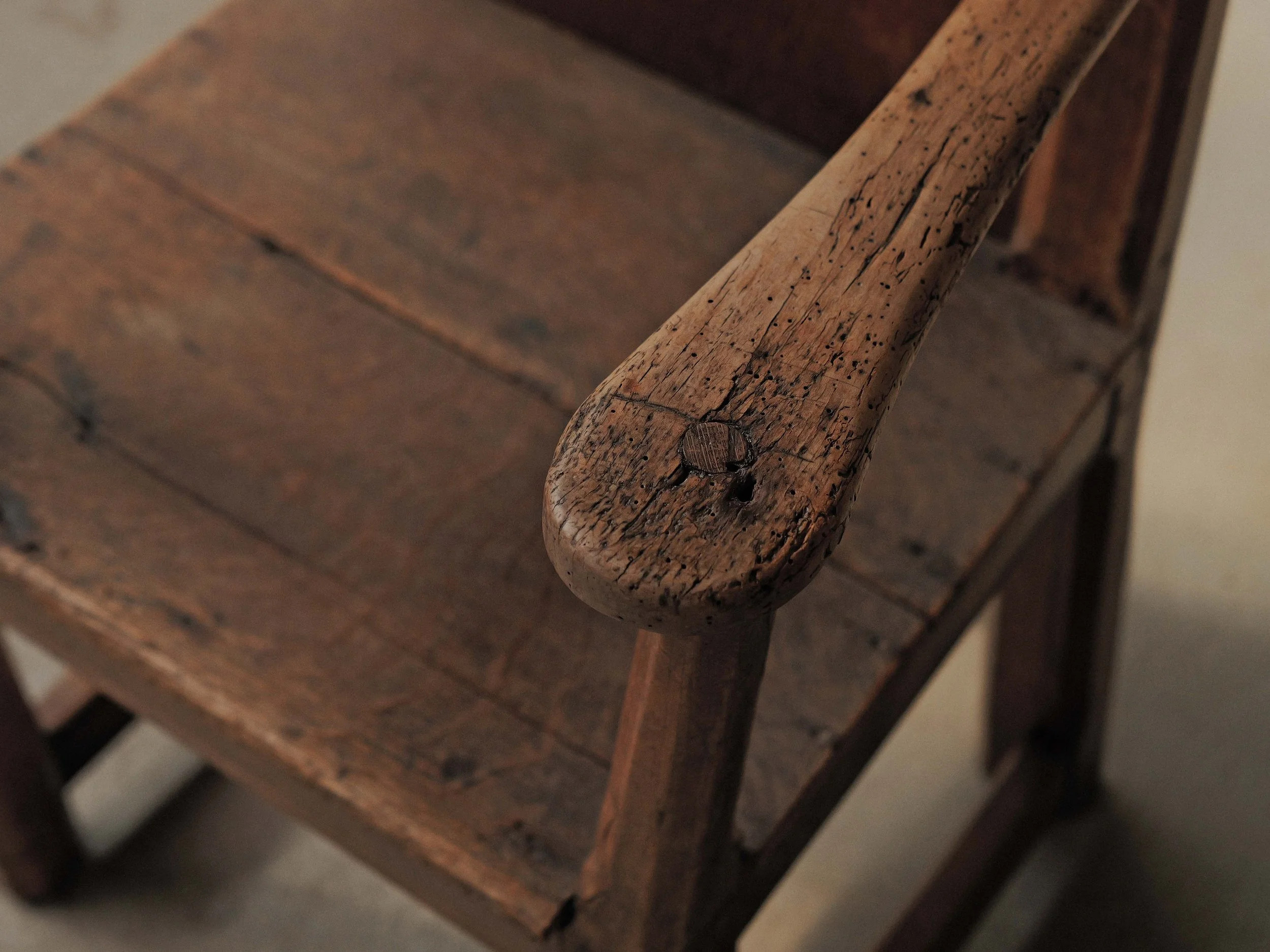 20260922A-fauteuil-rustique-en-chene-massif-travail-populaire-francais-19eme-siecle-5.jpg