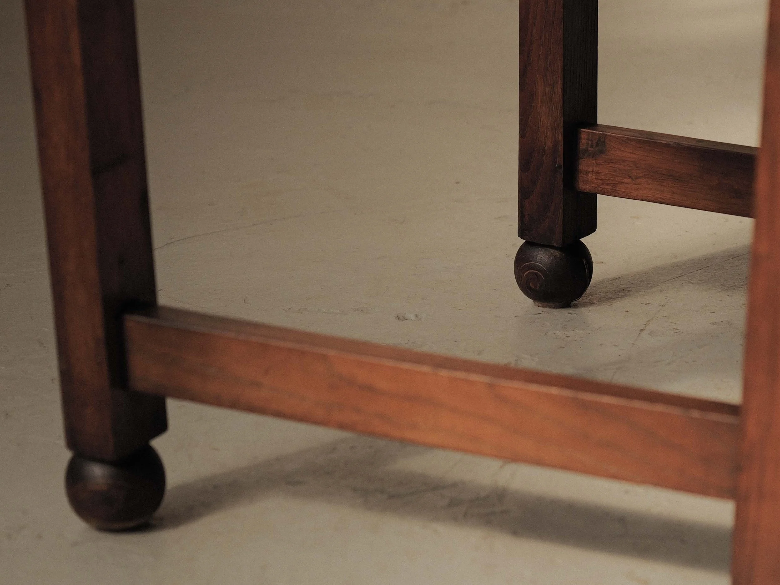 20260410A-fauteuil-artisanal-chene-massif-et-paille-tressee-vers-1950-15.jpg