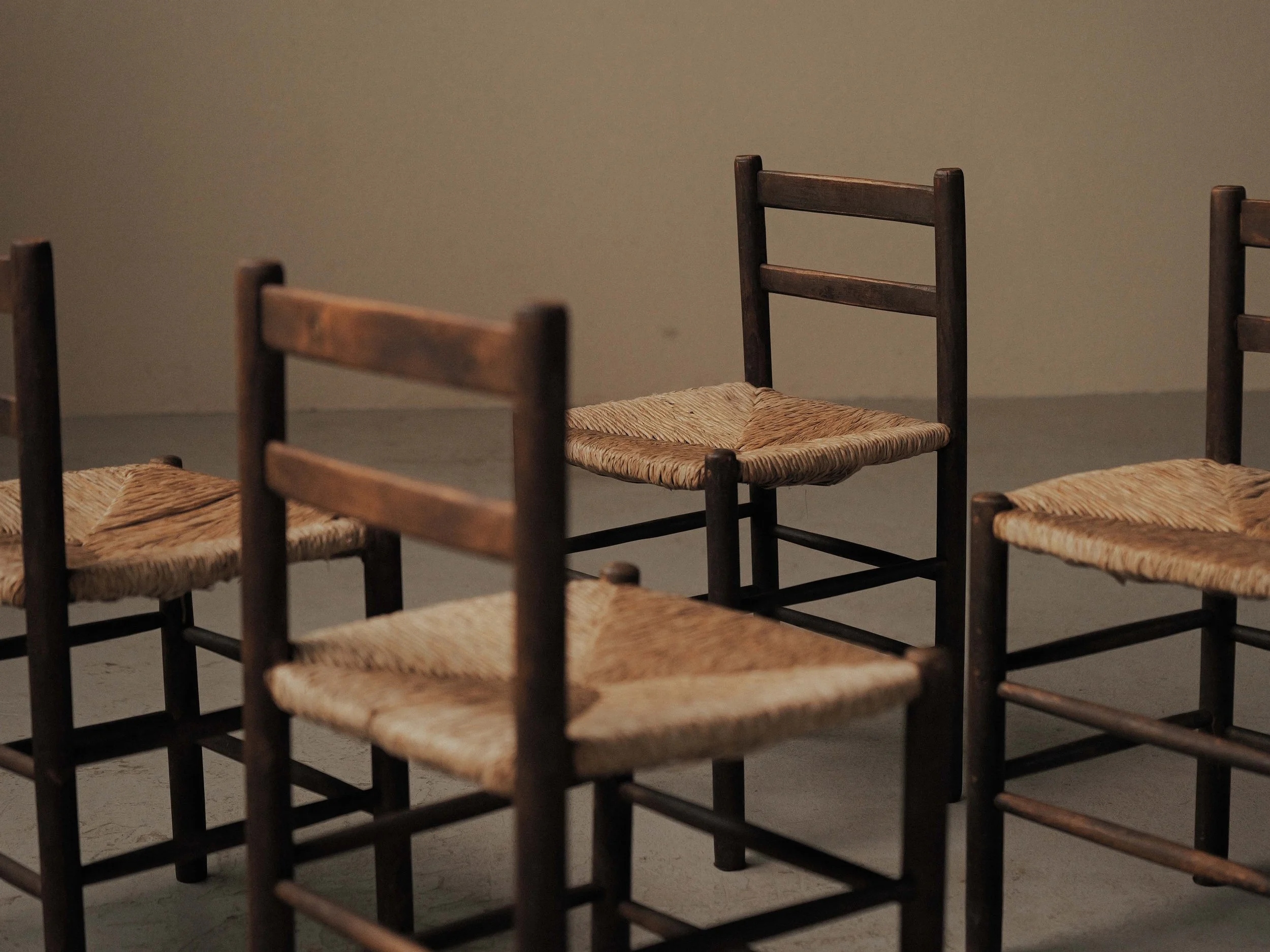 20260917A1-Set-de-4-chaises-bois-massif-et-paille-Vers-1960-10.jpg