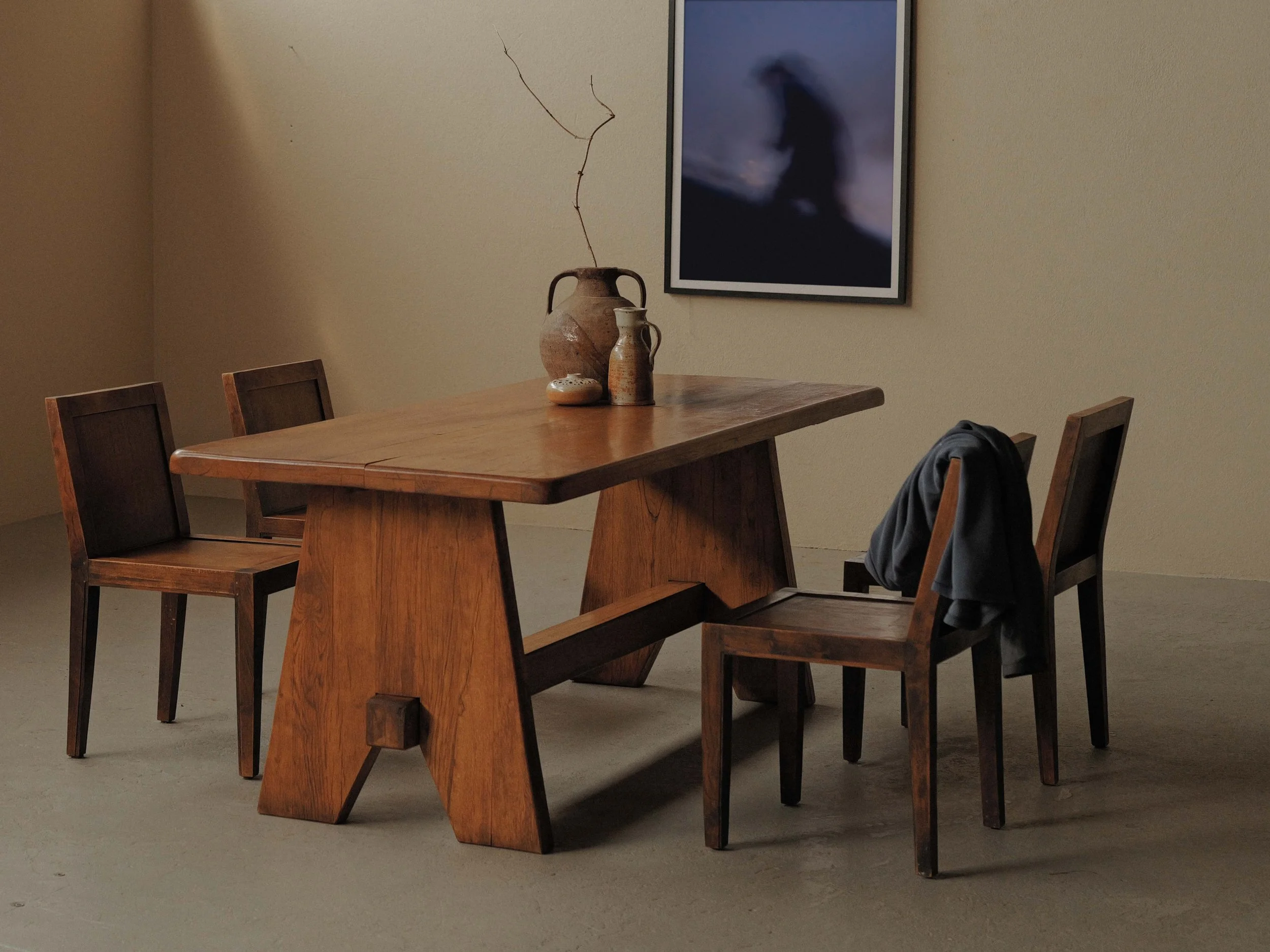 20260608T-table-de-repas-en-chene-massif-travail-artisanal-probablement-d-architecte-esprit-brutaliste-Vers-1980-16.jpg