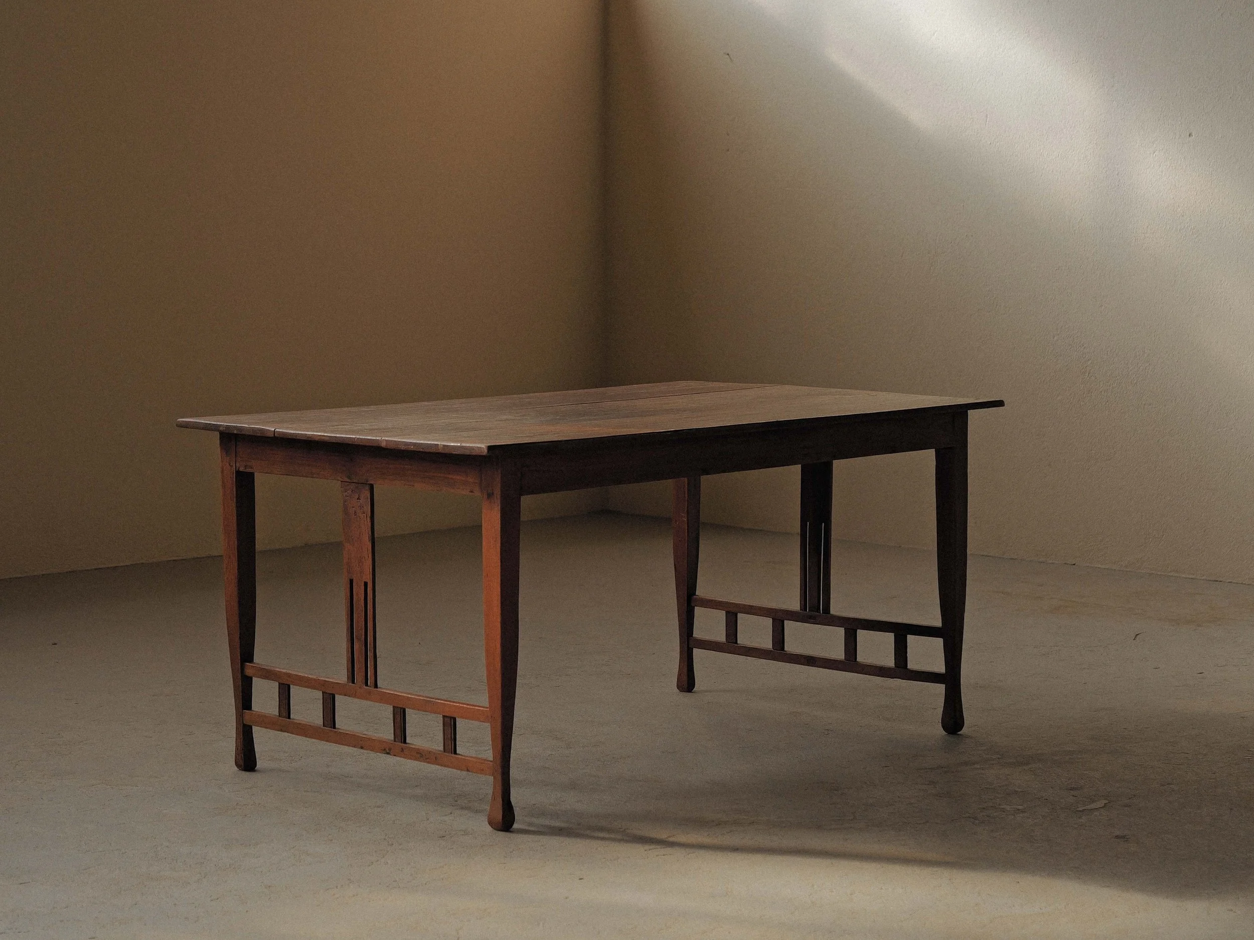 20261014T-Table-ou-bureau-en-chene-massif-de-style-arts-and-crafts-vers-1900-4.jpg