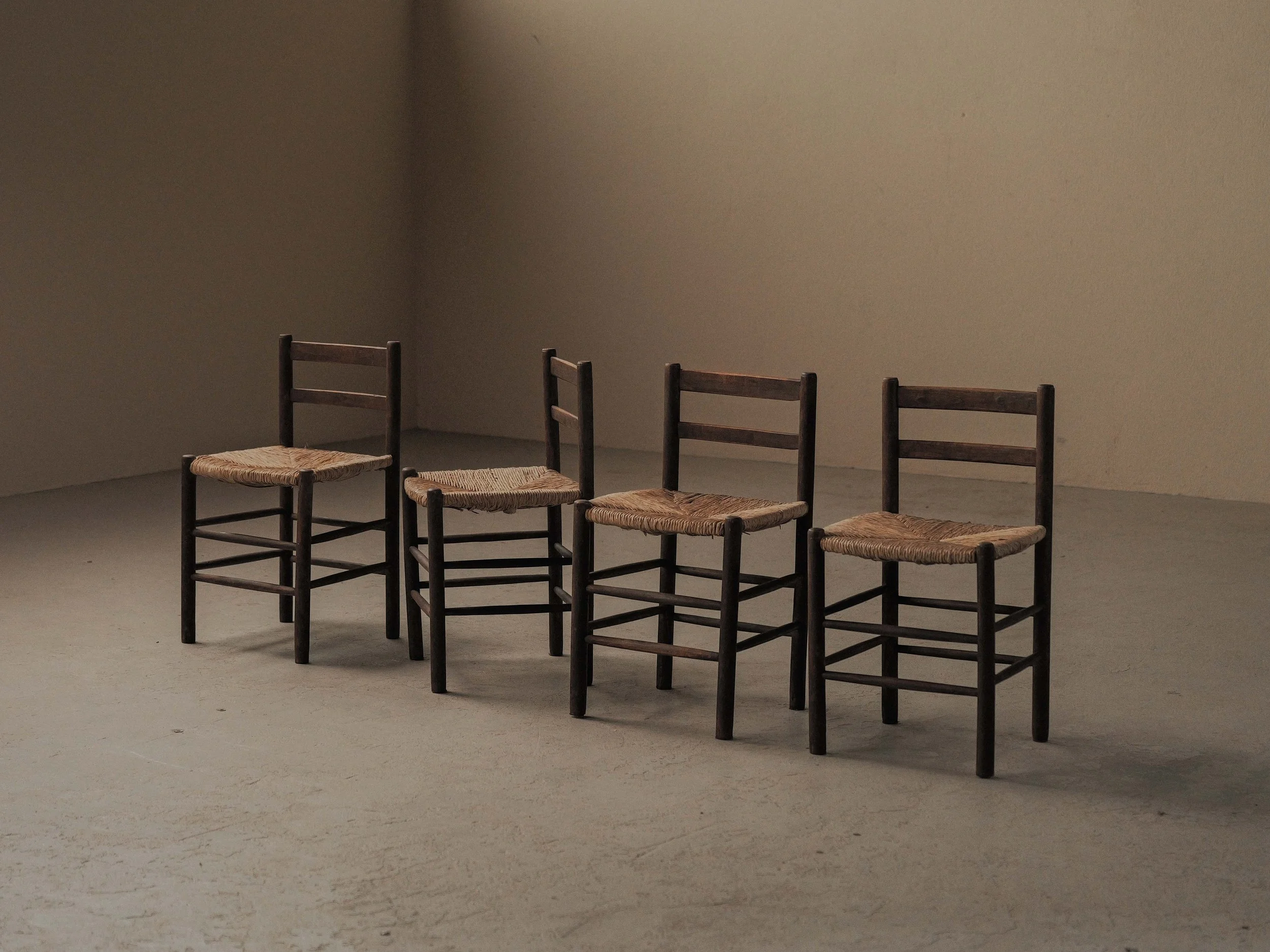 20260917A1-Set-de-4-chaises-bois-massif-et-paille-Vers-1960.jpg