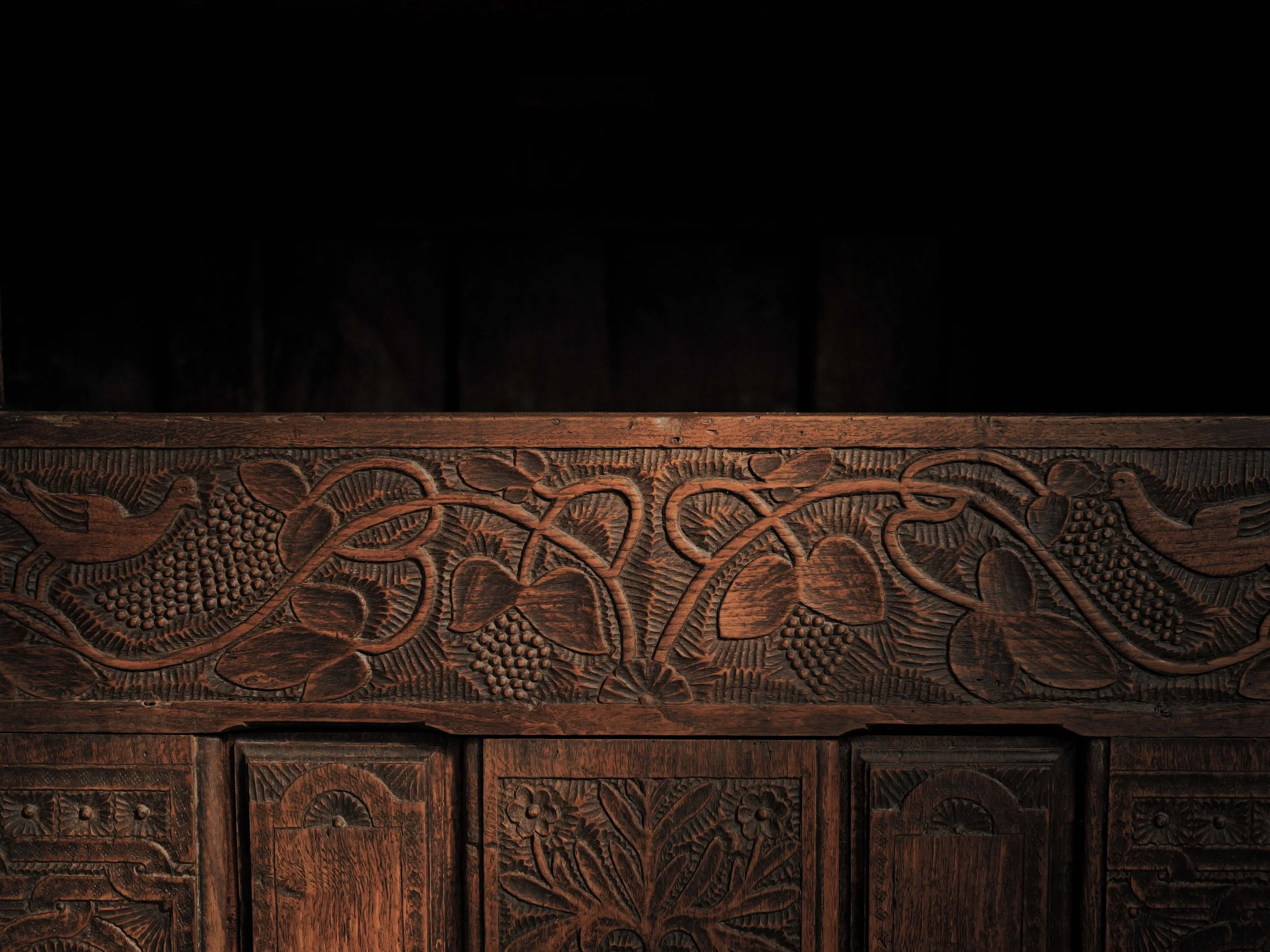 20260923M1-Armoire-coffre-en-chene-massif-entierement-sculptee-art-populaire-breton-19eme-siecle-10.jpg