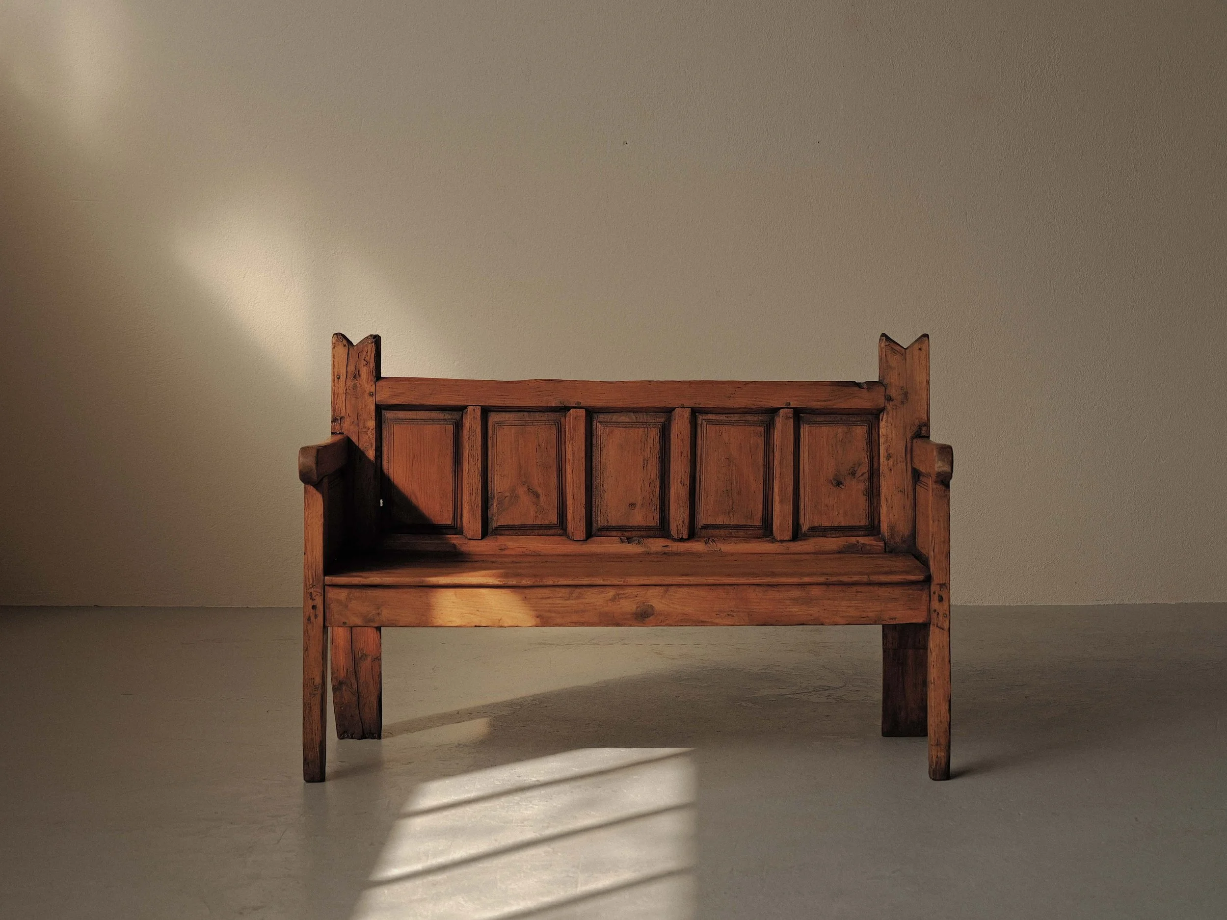 20260331A1-banc-art-populaire-espagnol-en-bois-massif-pyrenees-19eme-siecle-2.jpg
