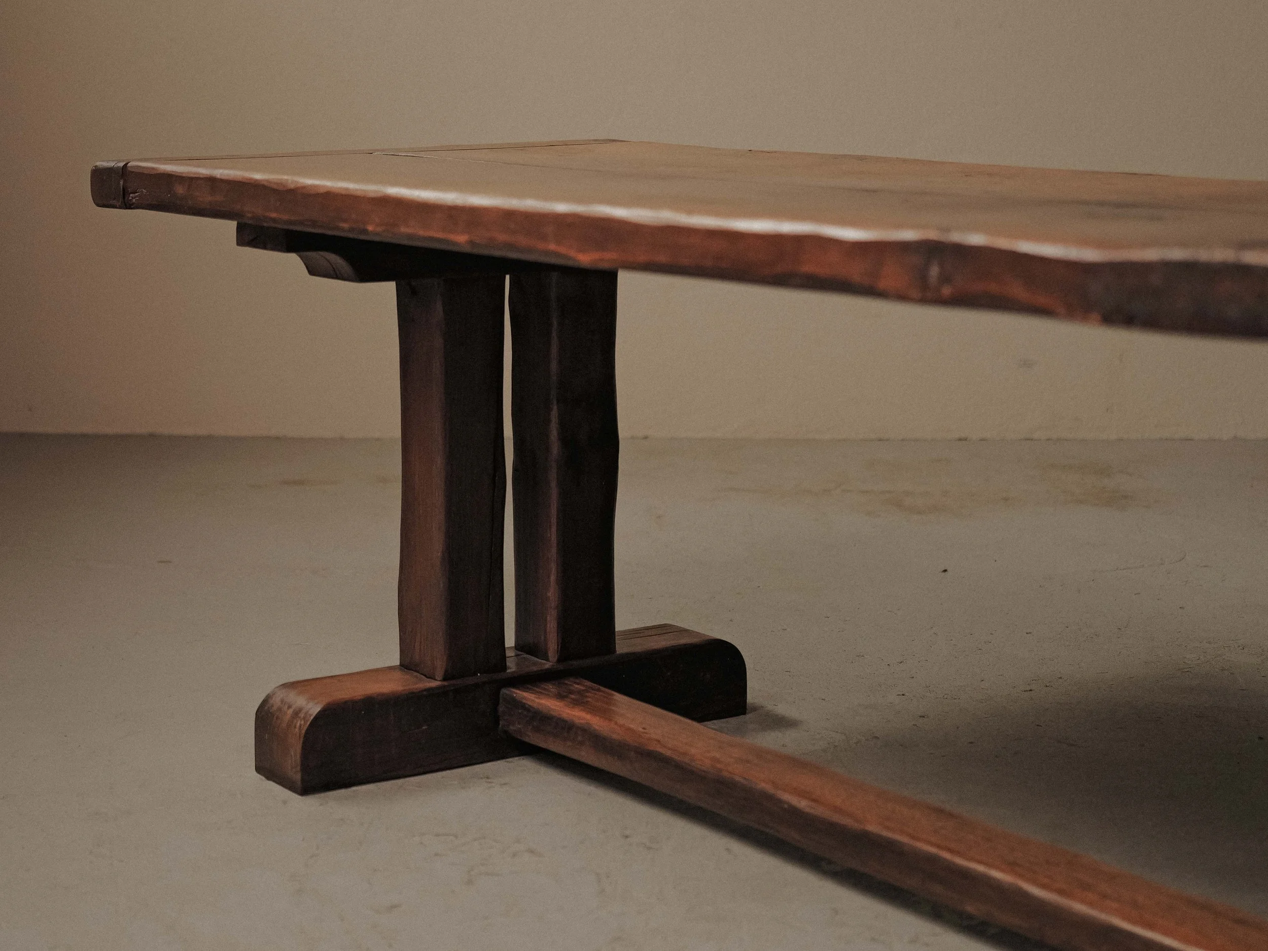 20260802T-Table-artisanale-en-chene-massif-signe-J.Mercier-Vers-1950-16.jpg