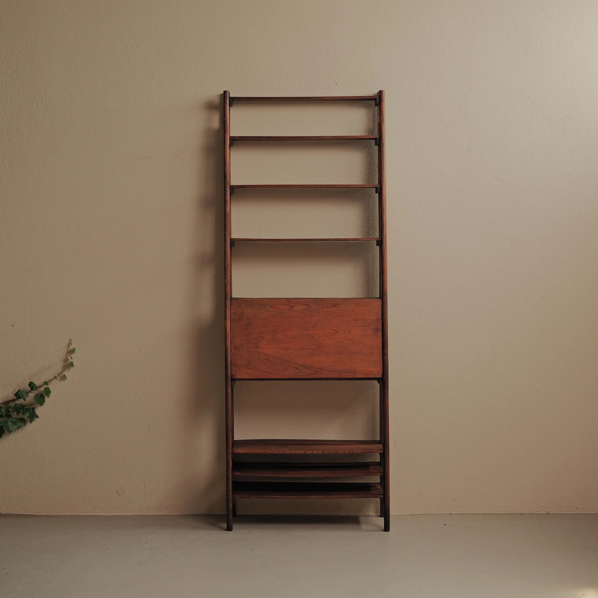 20260629M3-Meuble-artisanal-ou-d-architecte-etagere-secretaire-en-pin-et-chene-Vers-1960-2.jpg