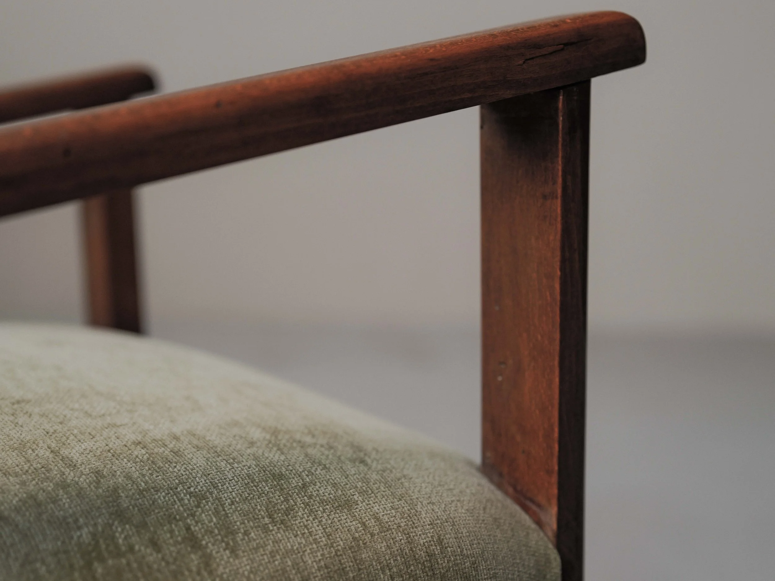20260421A3-fauteuil-moderniste-bois-massif-et-tissu-france-vers-1950-15.jpg