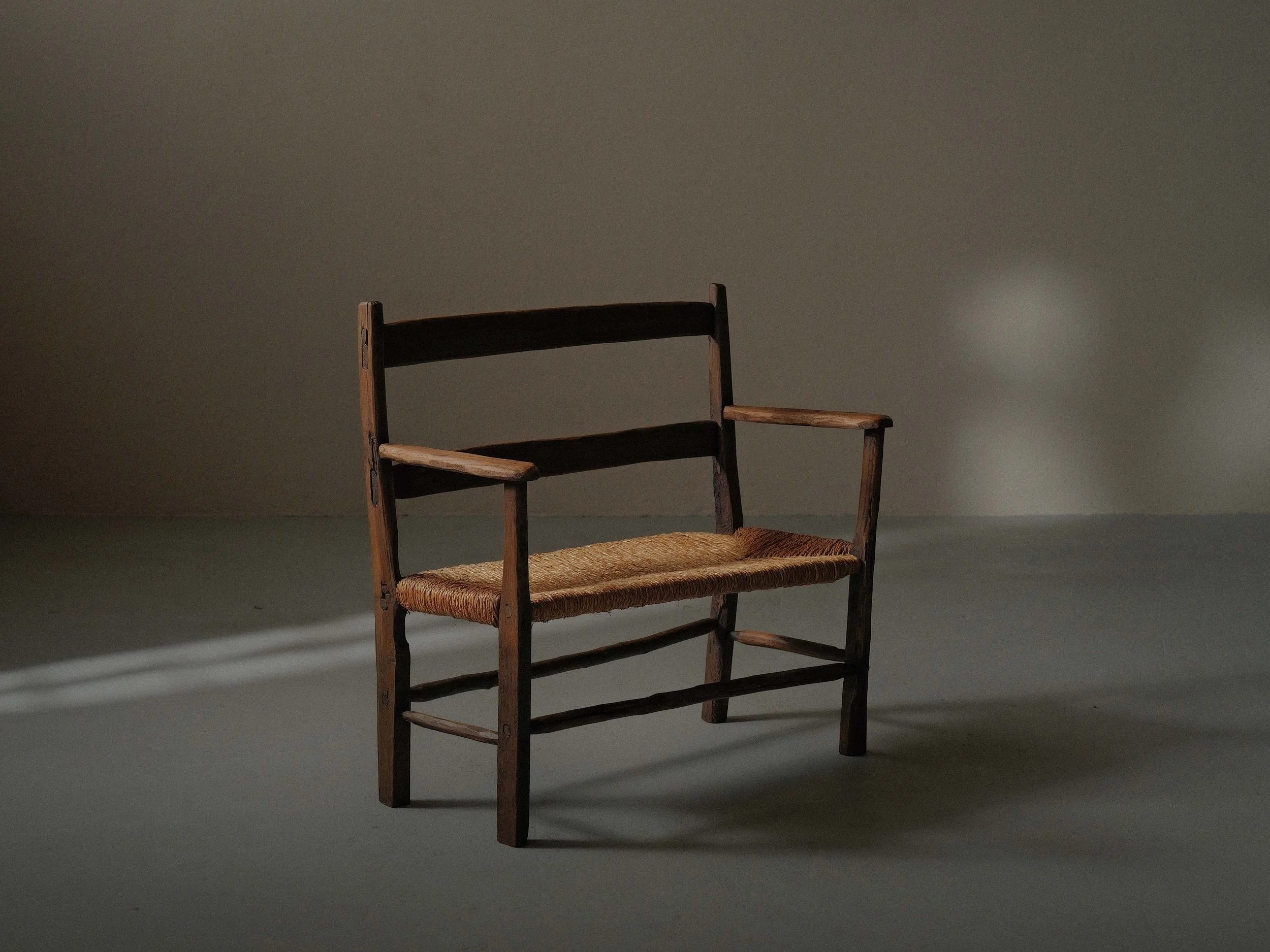 🔴 Banc en bois massif et paille tressée, Cantal, vers 1900
