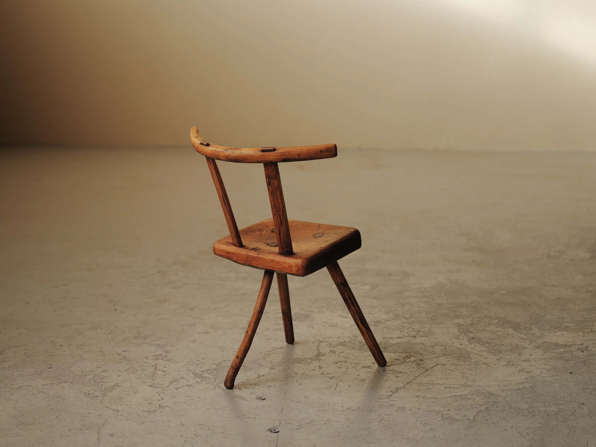 20260128A1-chaise-alpage-art-populaire-pin-massif-tripode-vers-1900-20.jpg
