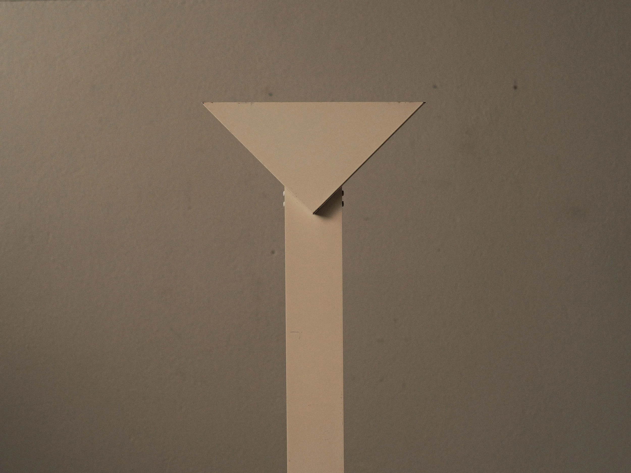20260921L-lampadaire-minimaliste-et-geometrique-radical-design-couleur-creme-halogene-vers-1980-3.jpg