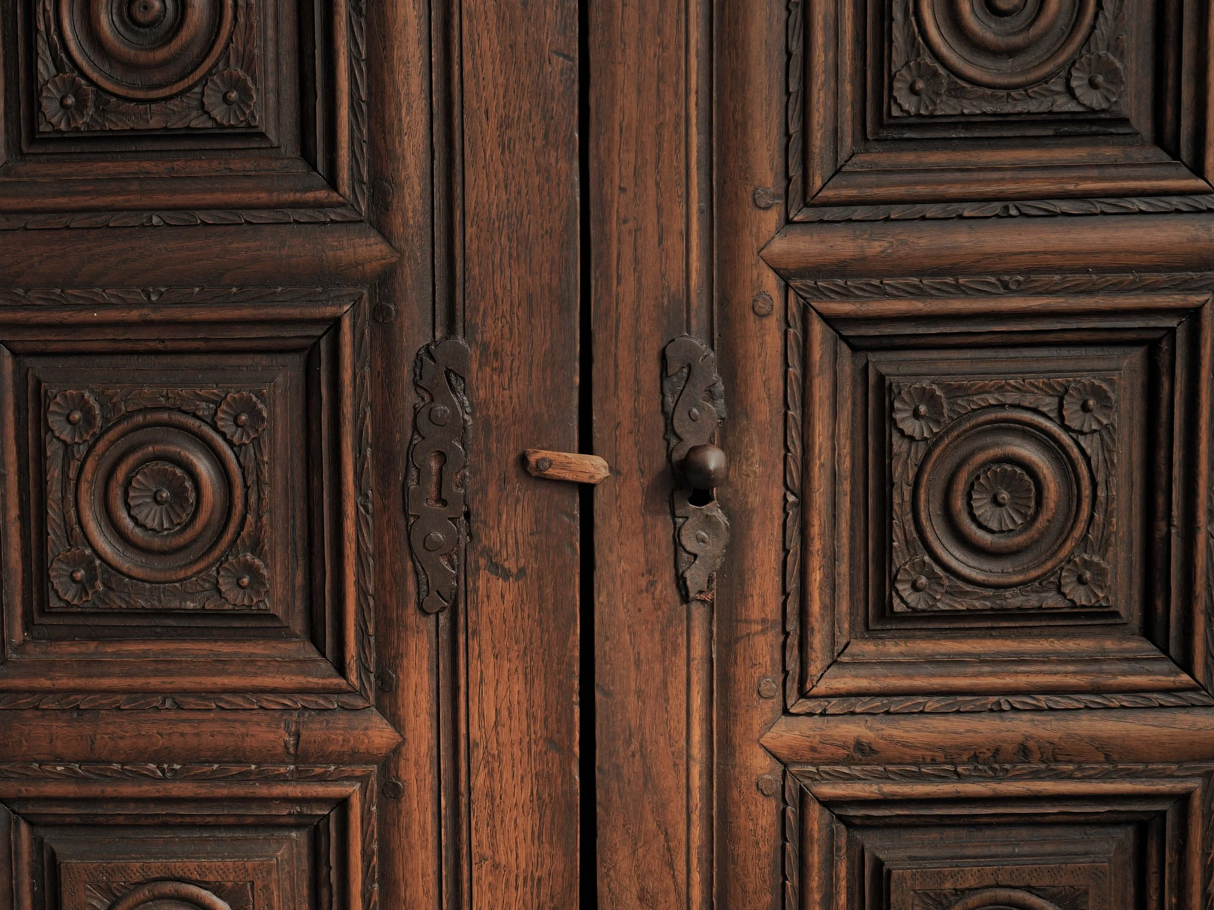 20260923M1-Armoire-coffre-en-chene-massif-entierement-sculptee-art-populaire-breton-19eme-siecle-4.jpg