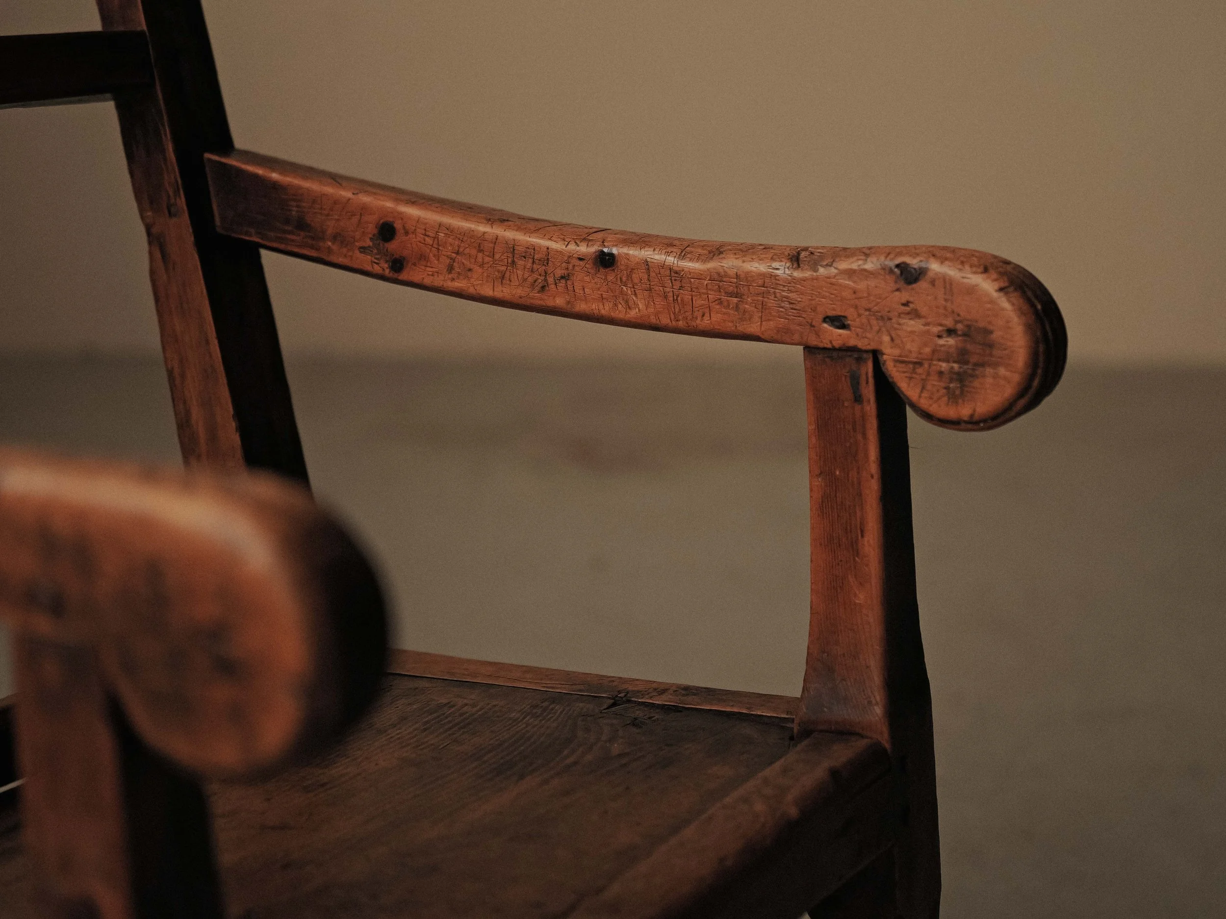 20260810A-Fauteuil-art-populaire-alpin-Pin-Cembro-et-Meleze-Hautes-Alpes-Queyras-19eme-siecle-14.jpg