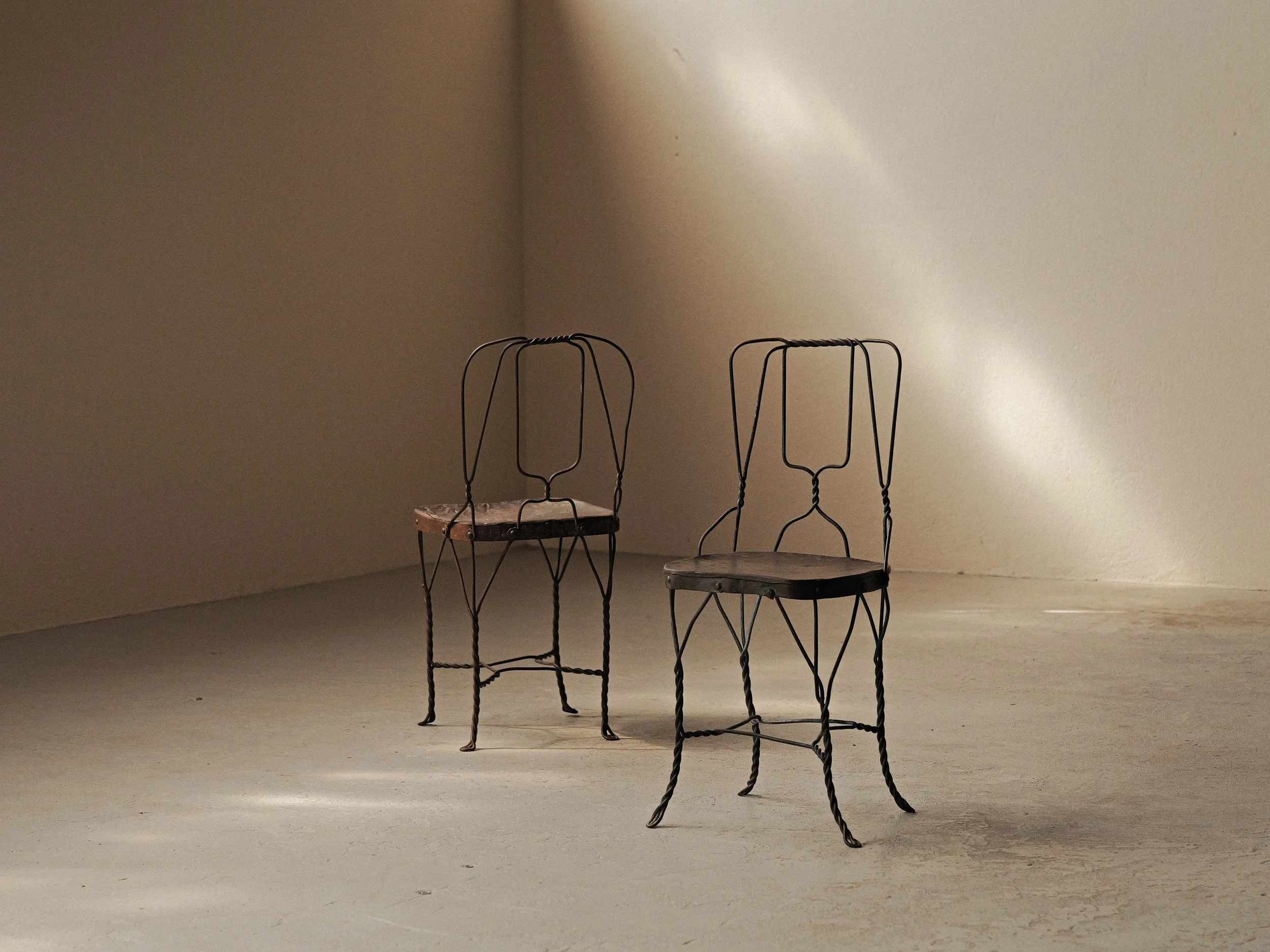 20260805A-Paire-de-chaises-naive-en-metal-tresse-et-soude-vers-1950.jpg