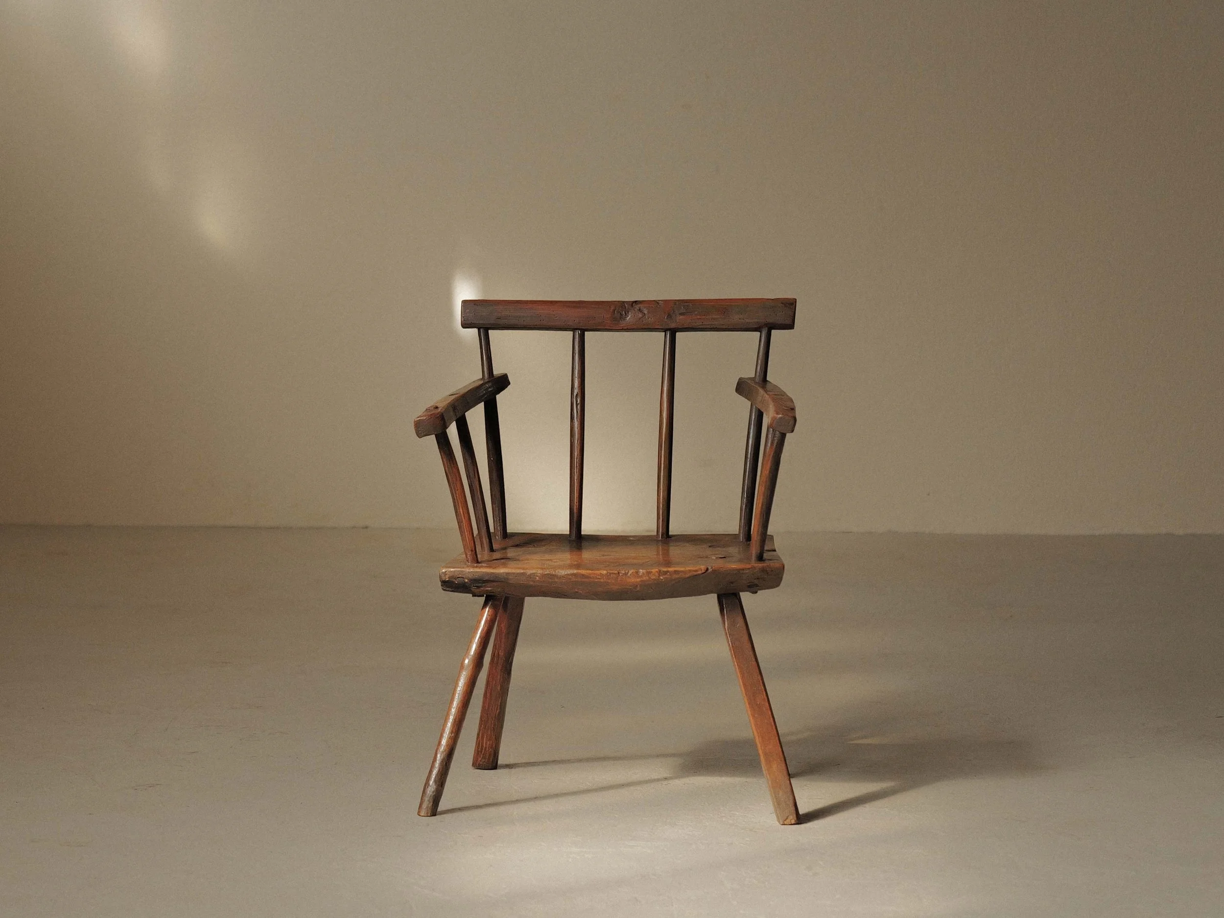 20260908A1-fauteuil-britannique-en-bois-massif-art-populaire-19-eme-siecle-2.jpg