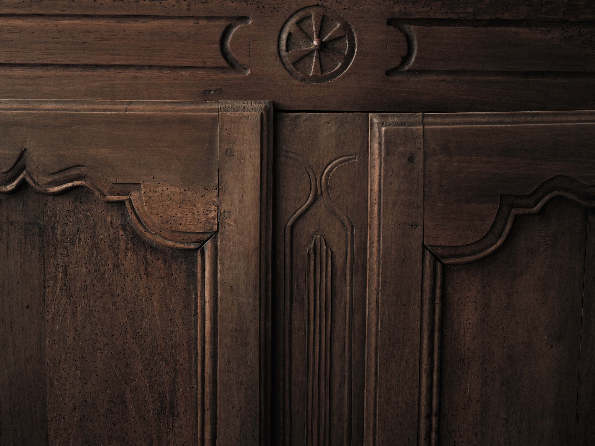 20260506M-armoire-paysanne-en-bois-massif-art-populaire-Auvergne-Cantal-19eme-siecle-5.jpg