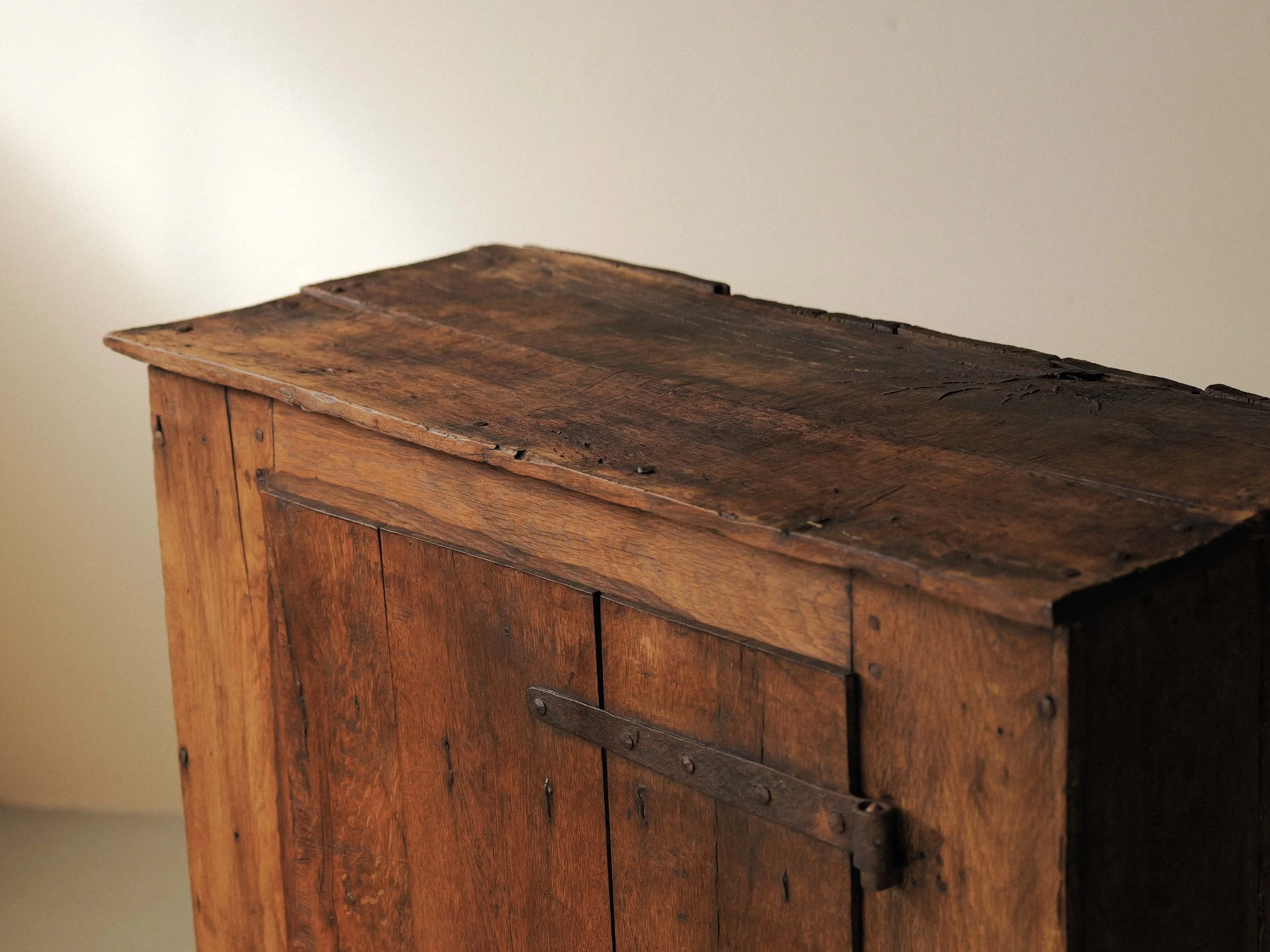 20260402M3-buffet-1-porte-art-populaire-Ardeche-en-chene-massif-19eme-siecle-11.jpg