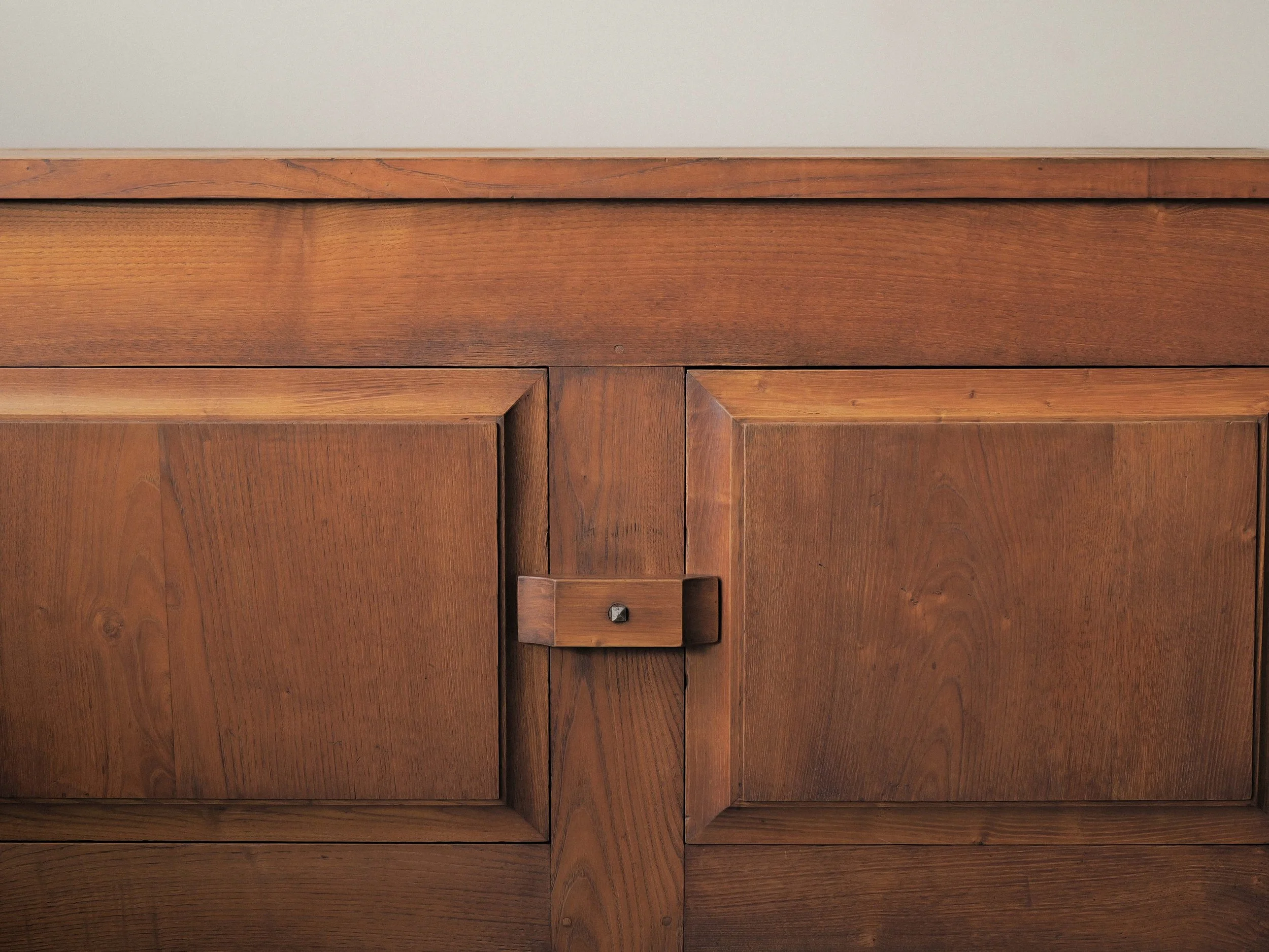 20260217M-meuble-buffet-4-portes-en-chene-massif-travail-artisanal-France-vers-1960-8.jpg