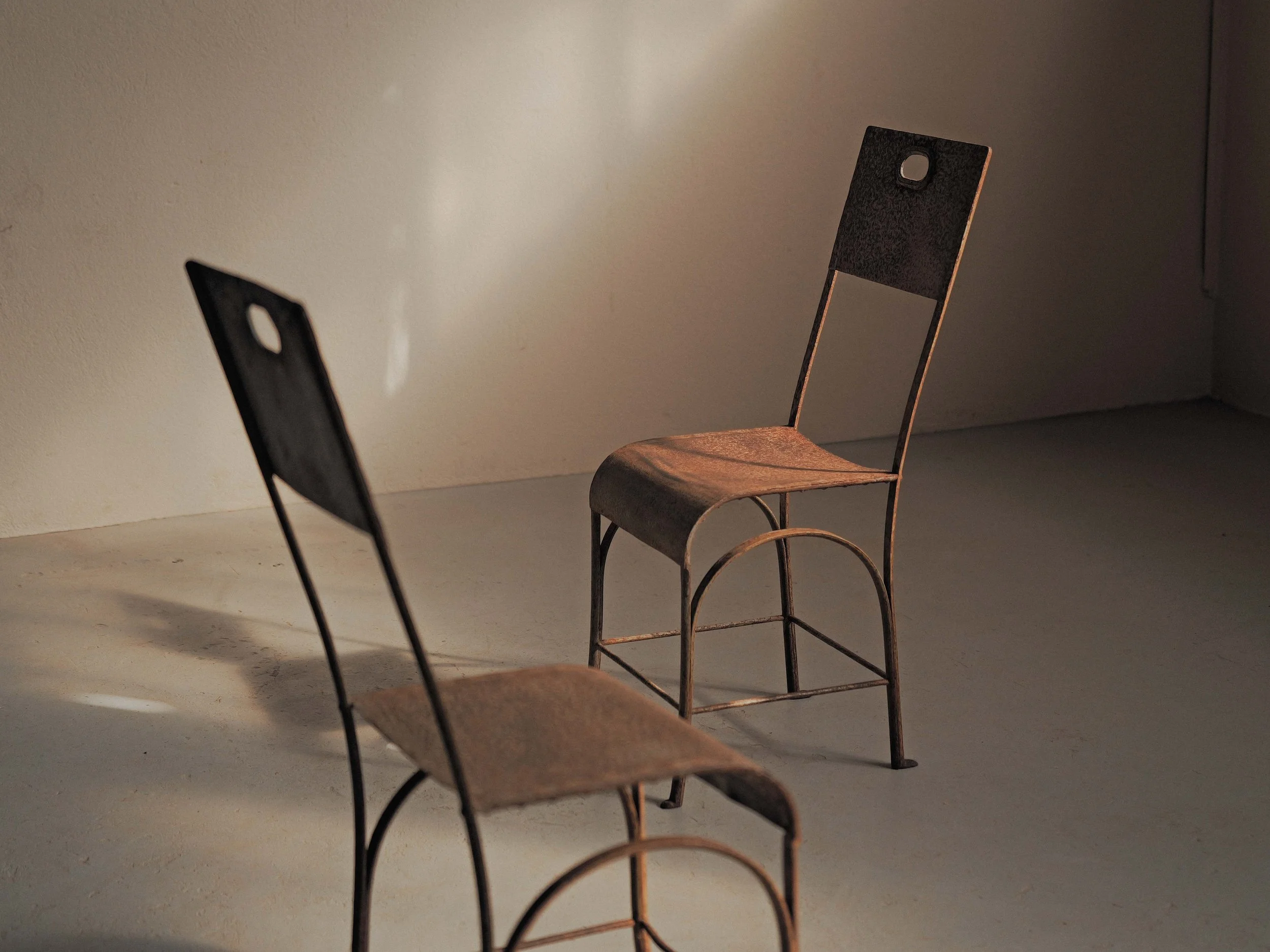 20260921A2-paire-de-chaises-en-acier-rivete-vers-1920-3.jpg