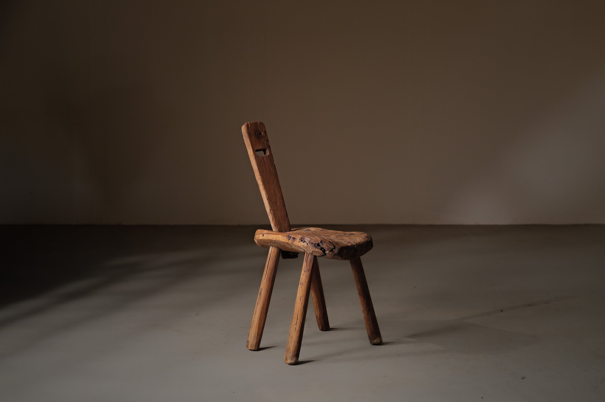 20250408A1-chaise-art-populaire-meleze-massif-queyras-19eme-siecle-2.jpg