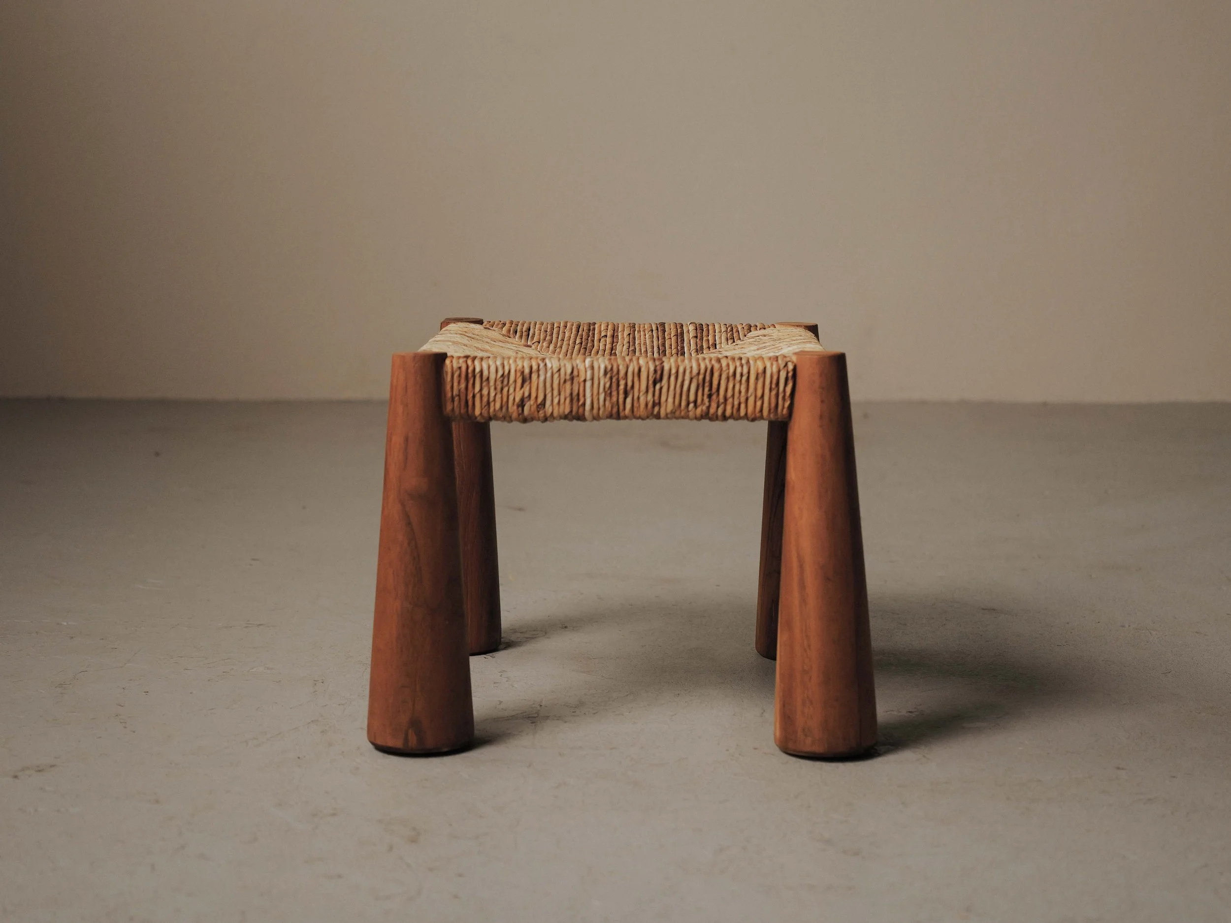 20260414A1-Grand-tabouret-artisanal-pieds-massues-bois-massif-et-paille-tressee-vers-1980-4.jpg