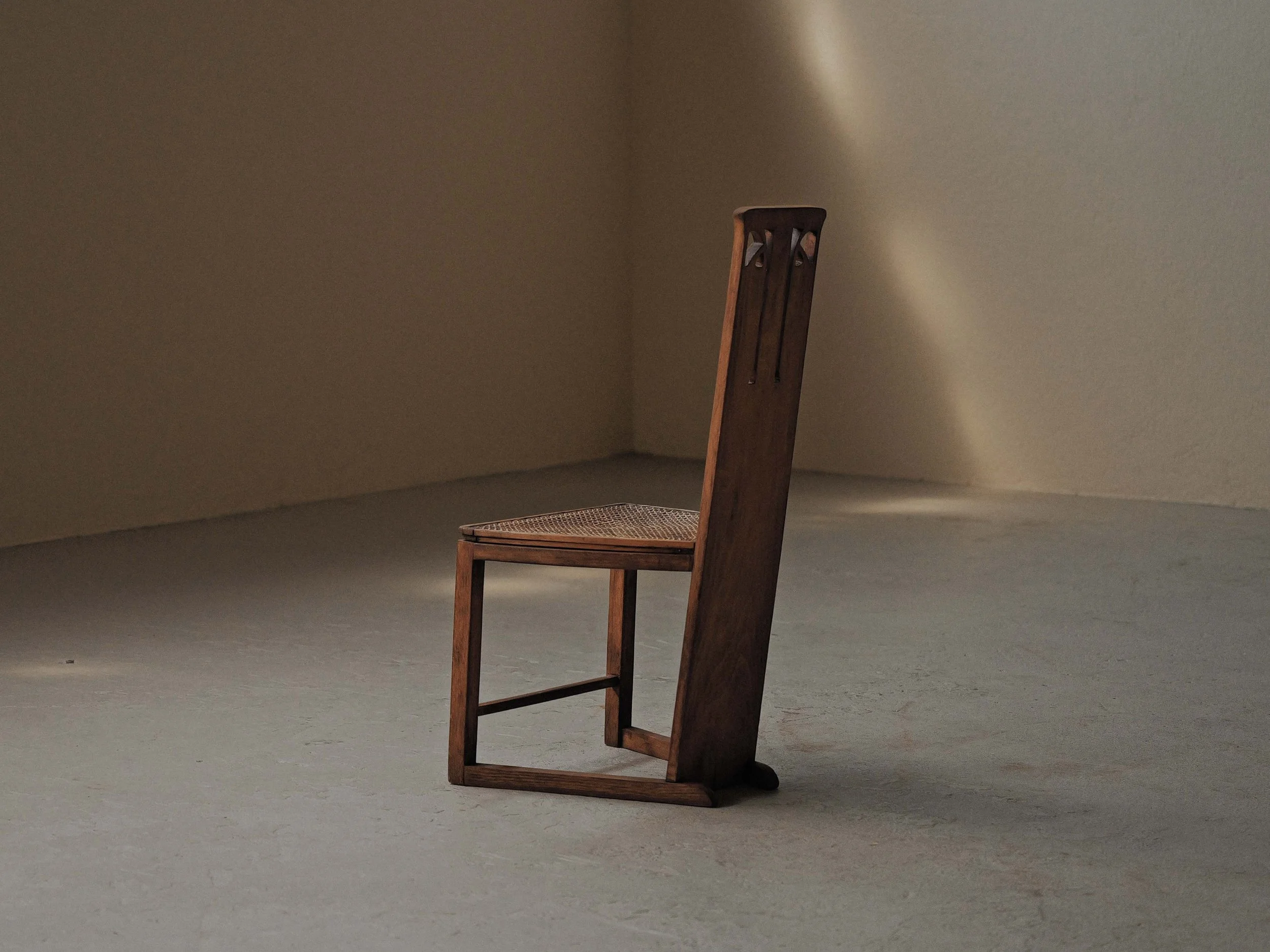 20260518A-chaise-d'appoint-bois-massif-et-cannage-pietements-traineaux-vers-1900-8.jpg