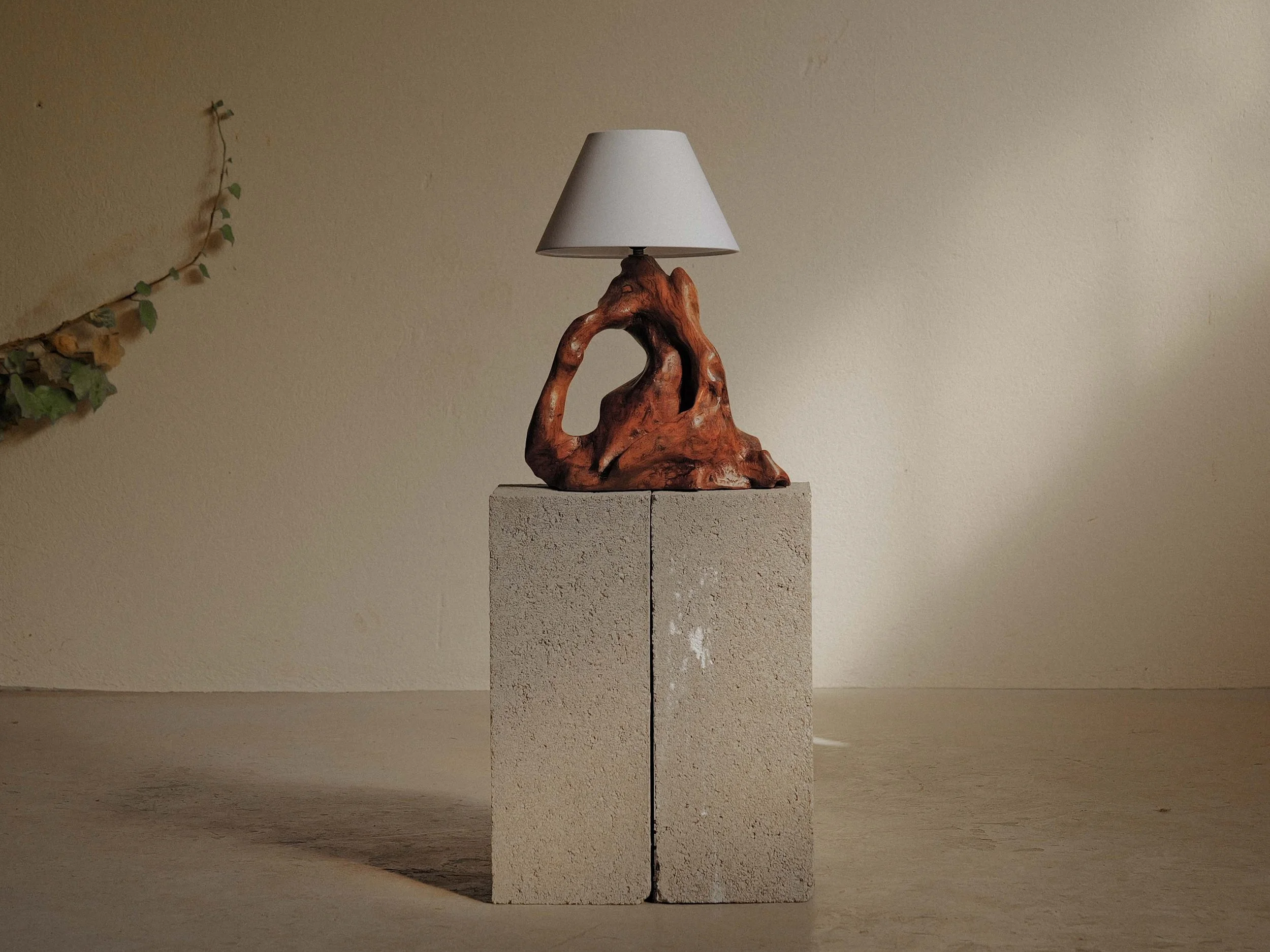 20260929L-lampe-brutaliste-artisanale-en-olivier-massif-provence-vers-1960-2.jpg