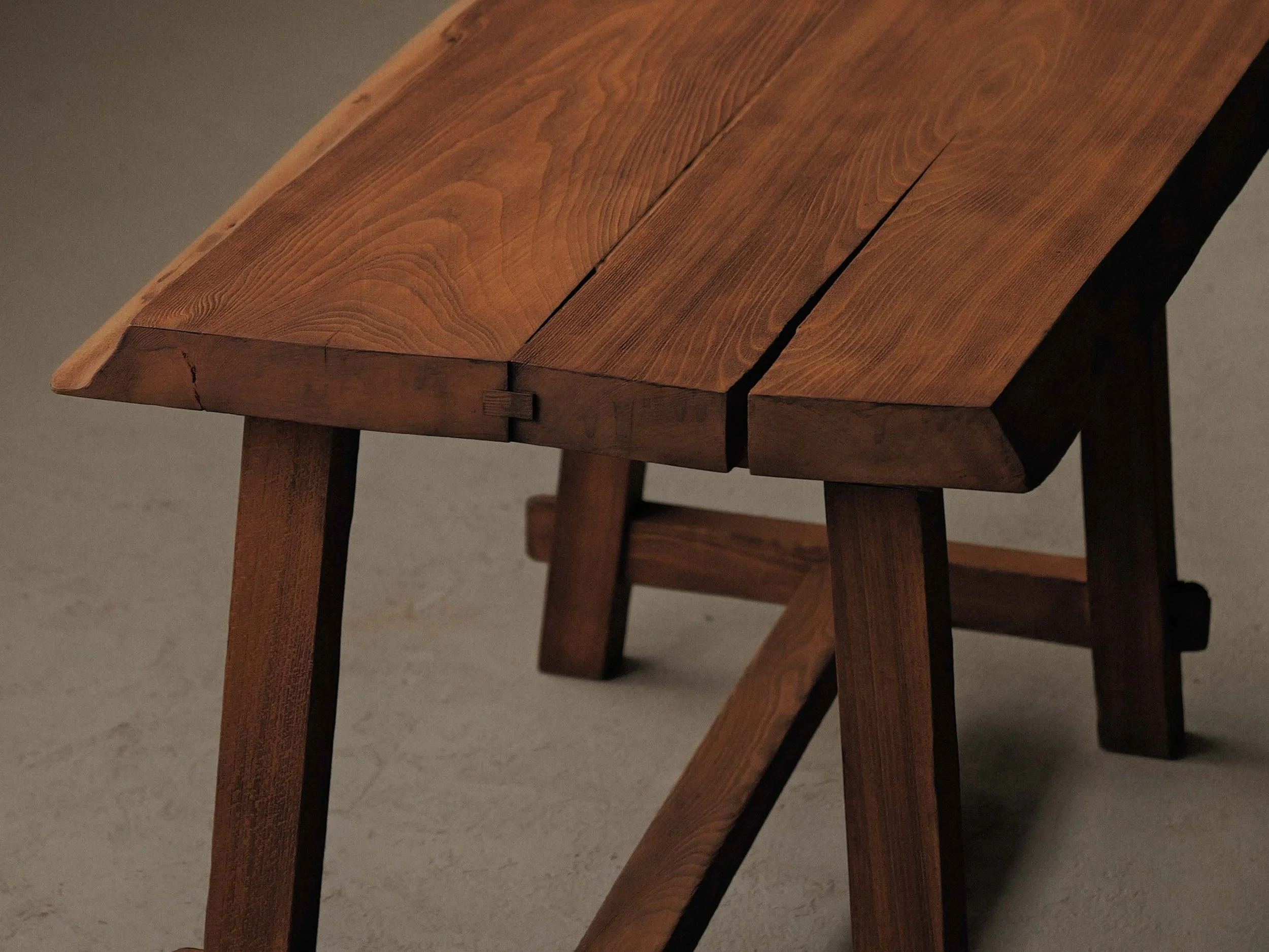 20260128T2-Bureau-ou-table-brutaliste-en-chene-massif-France-Vers-1980-3.jpg