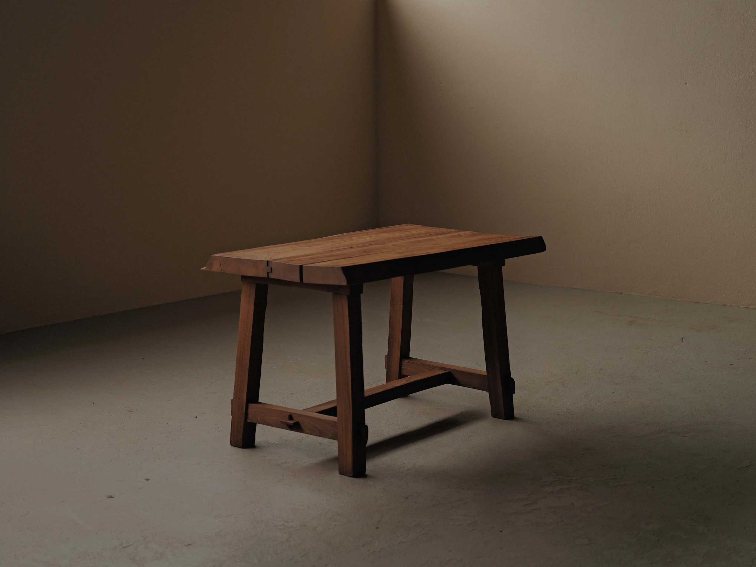 Bureau / table d’appoint en chêne massif – France, vers 1970
