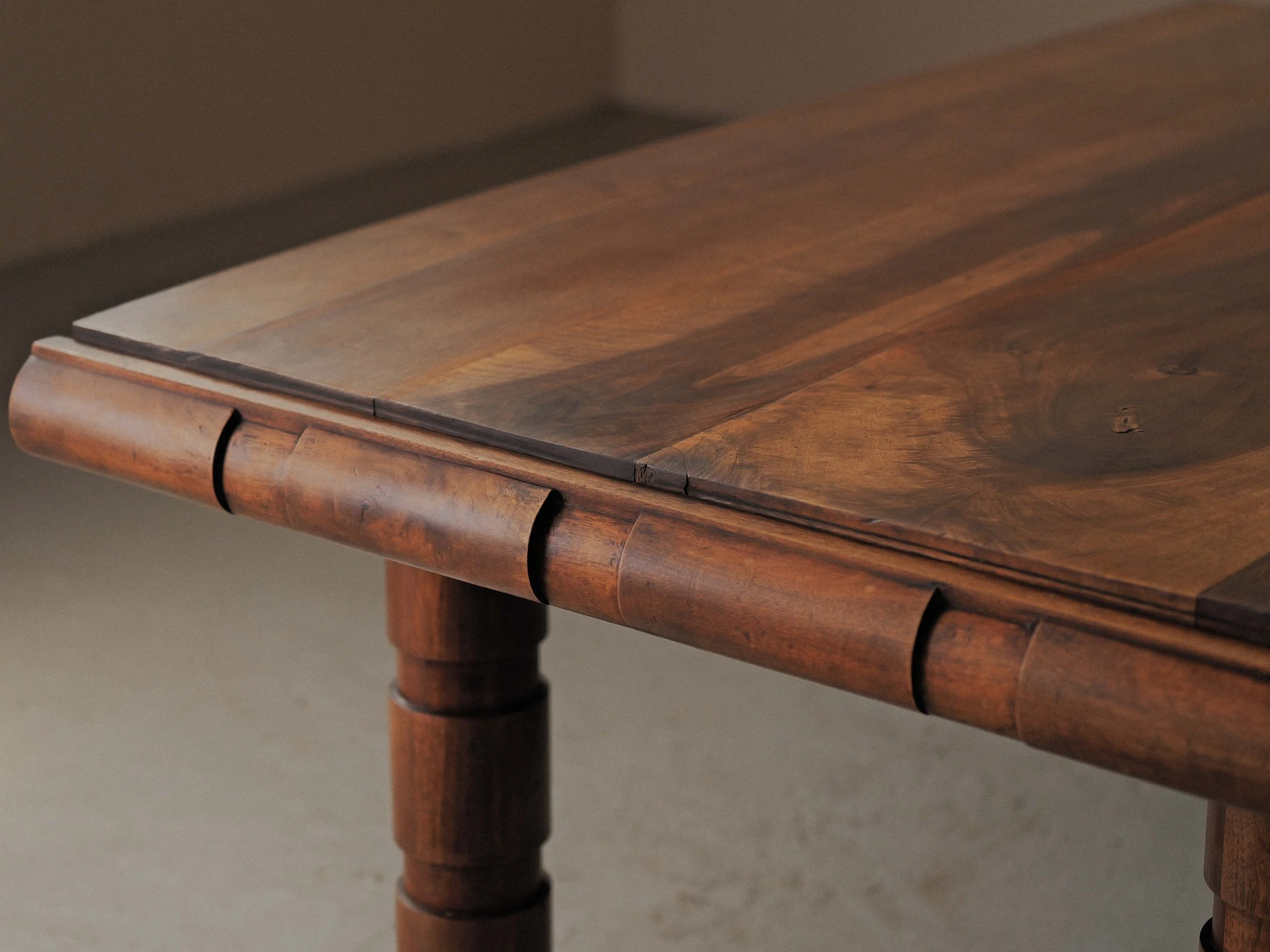 20260413T1-Table-moderniste-chene-massif-et-noyer-sur-le-plateau-France-vers-1940-7.jpg