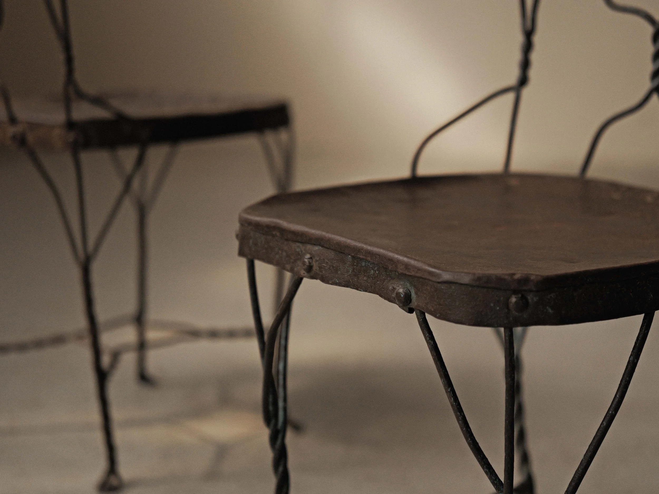 20260805A-Paire-de-chaises-naive-en-metal-tresse-et-soude-vers-1950-5.jpg