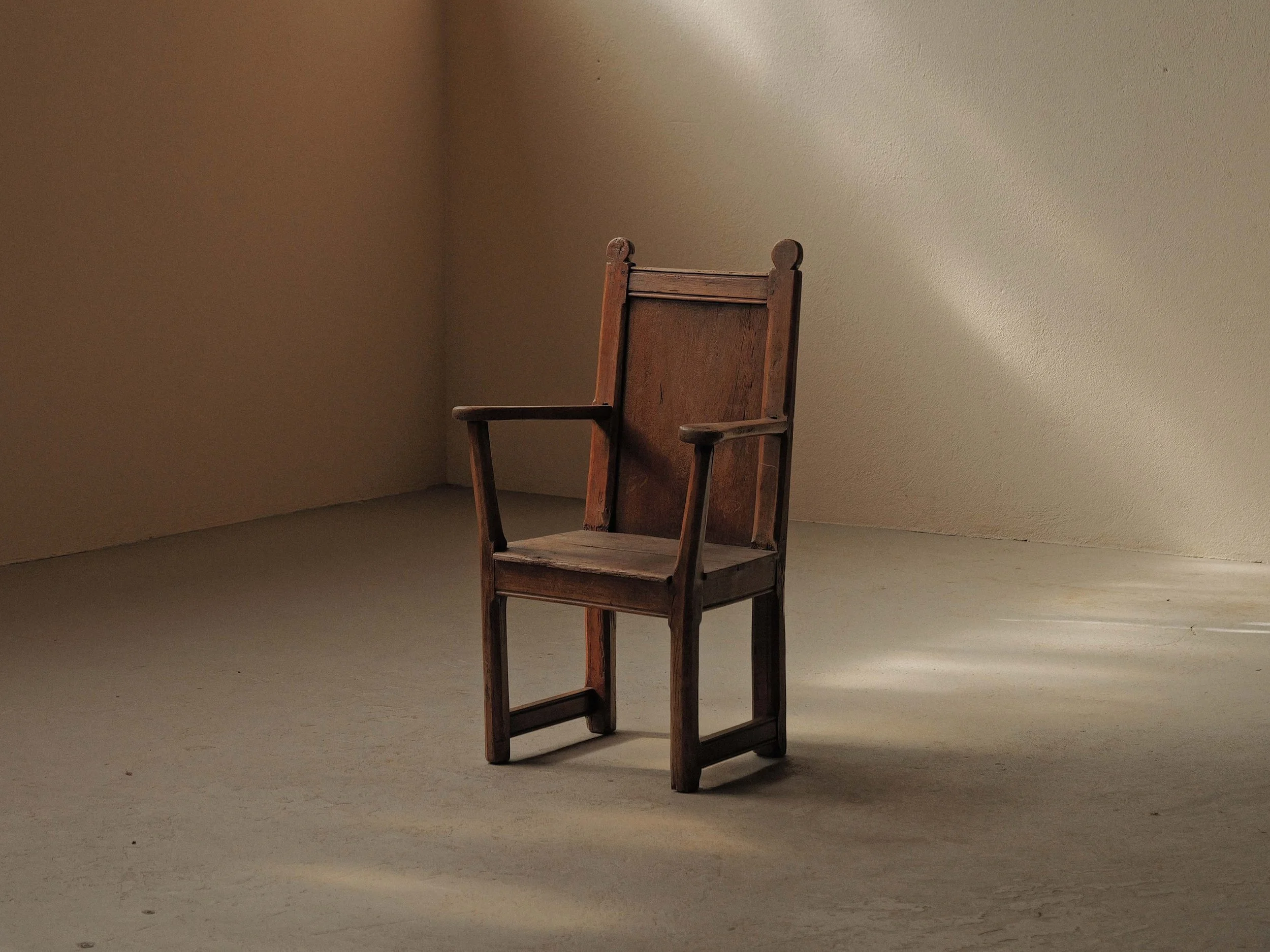 20260922A-fauteuil-rustique-en-chene-massif-travail-populaire-francais-19eme-siecle.jpg