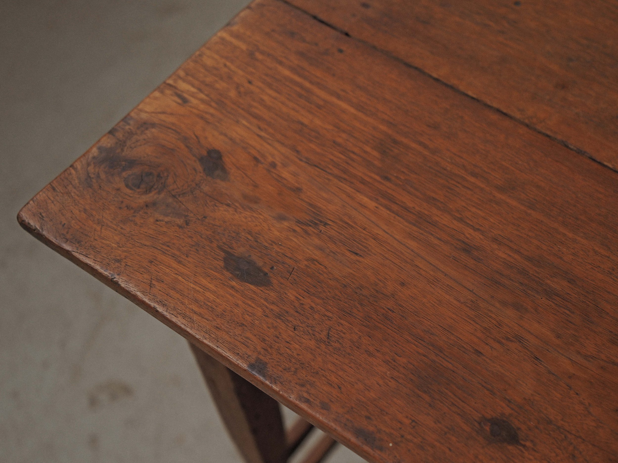20261014T-Table-ou-bureau-en-chene-massif-de-style-arts-and-crafts-vers-1900-14.jpg