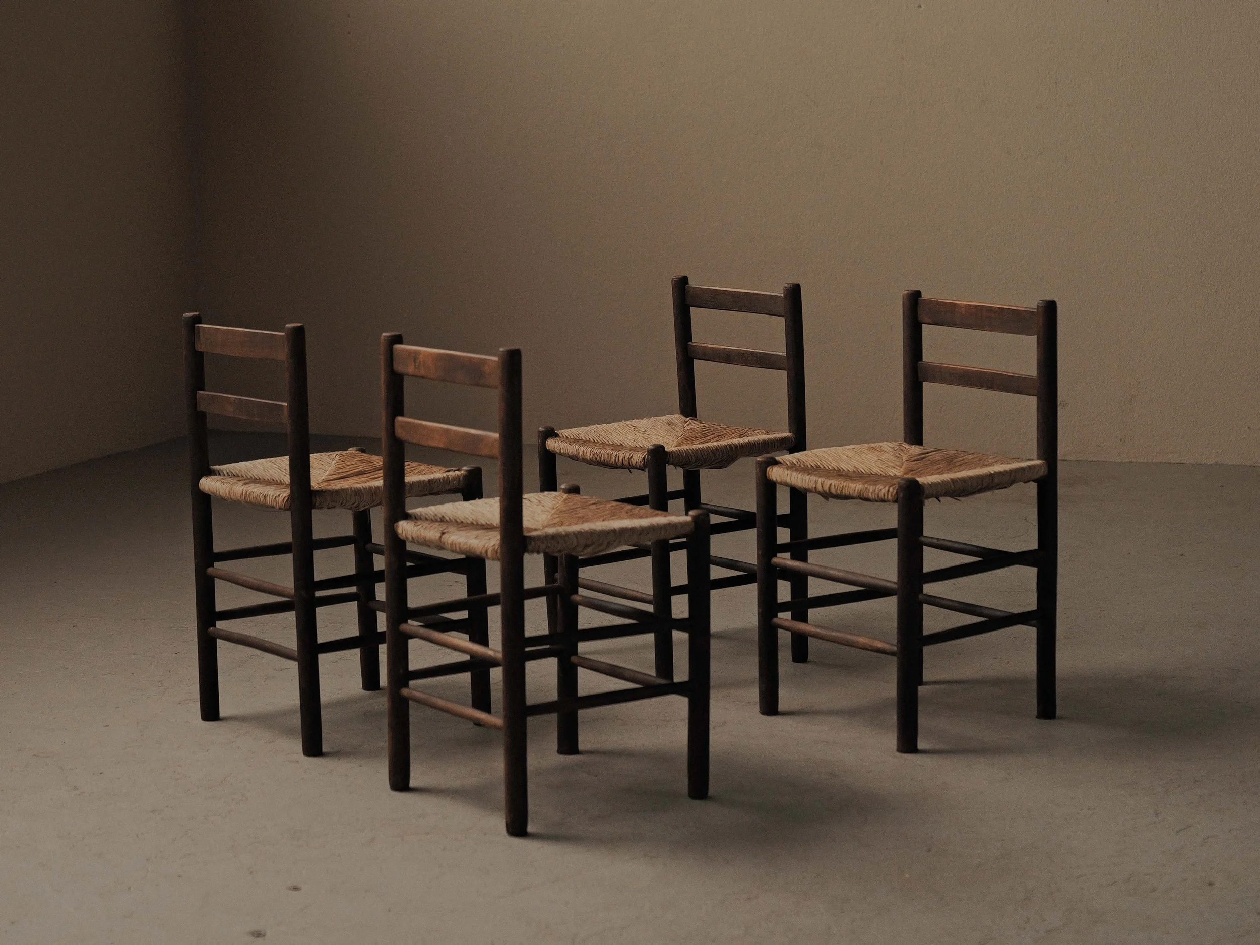 20260917A1-Set-de-4-chaises-bois-massif-et-paille-Vers-1960-11.jpg