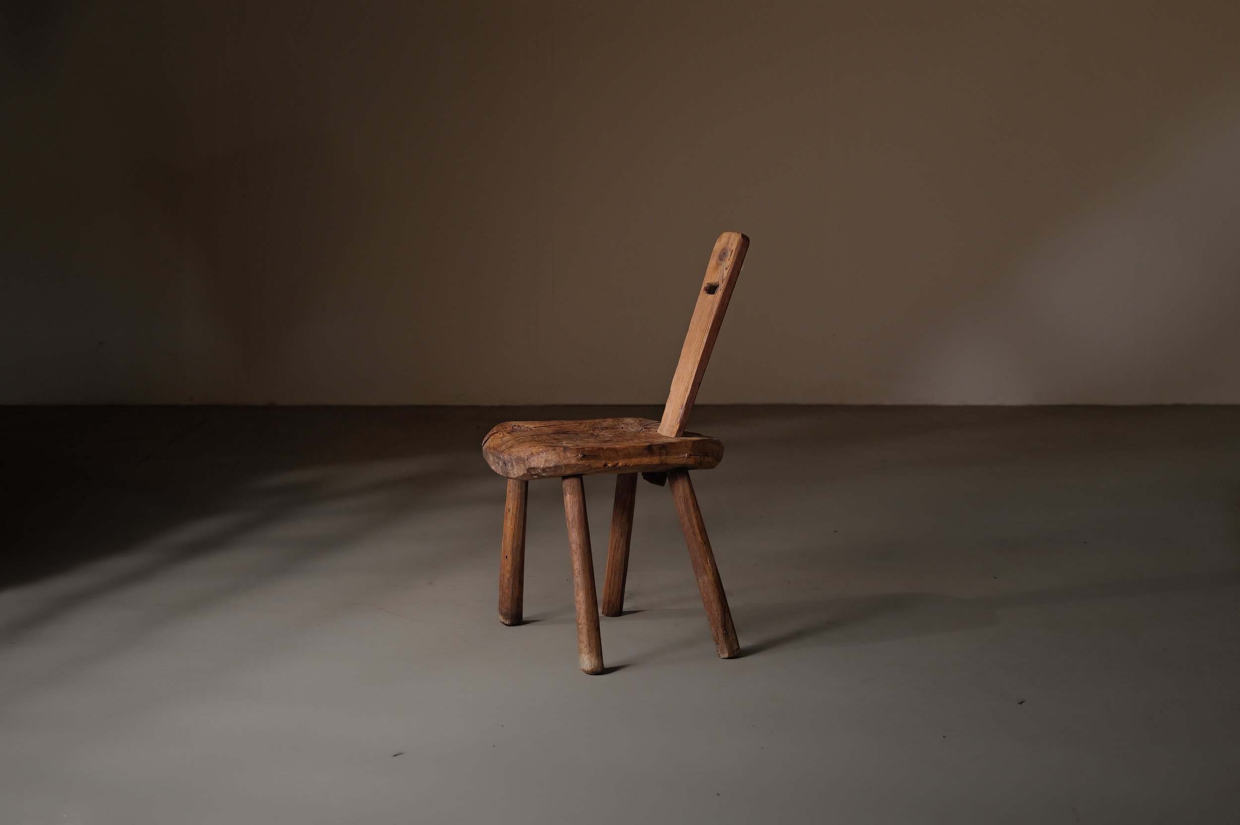 20250408A1-chaise-art-populaire-meleze-massif-queyras-19eme-siecle-8.jpg
