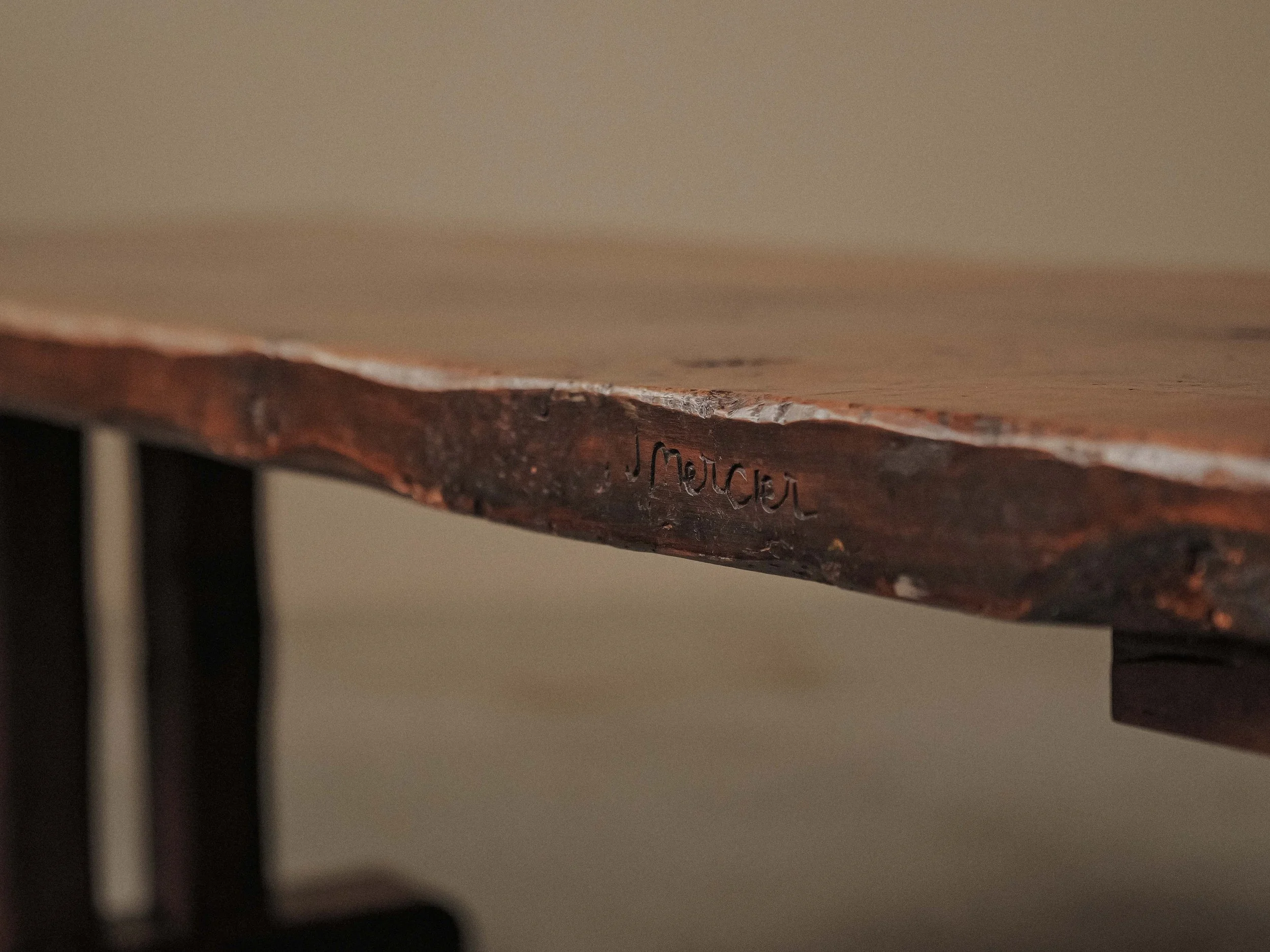 20260802T-Table-artisanale-en-chene-massif-signe-J.Mercier-Vers-1950-13.jpg