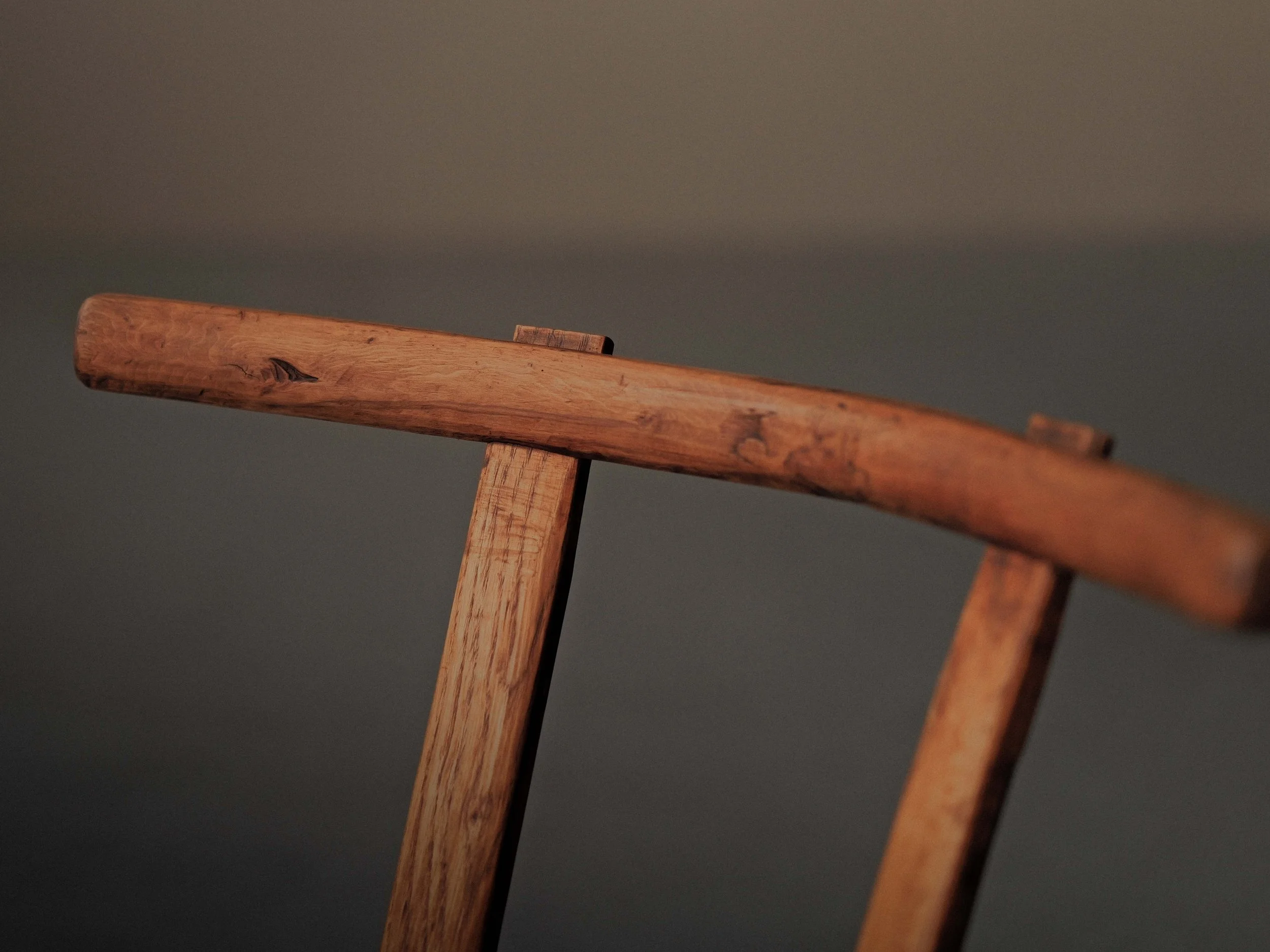 20260128A1-chaise-alpage-art-populaire-pin-massif-tripode-vers-1900-5.jpg