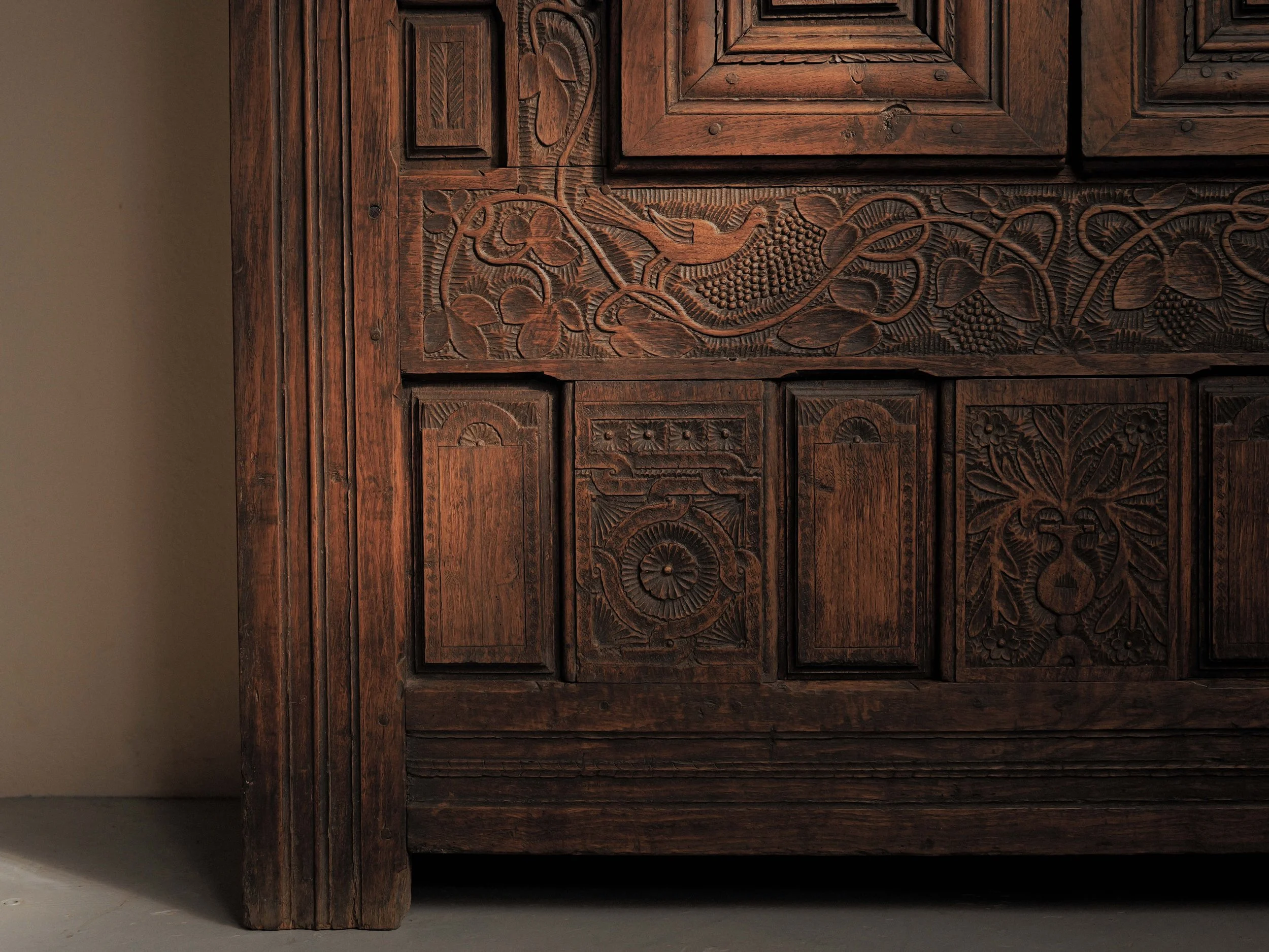 20260923M1-Armoire-coffre-en-chene-massif-entierement-sculptee-art-populaire-breton-19eme-siecle-13.jpg