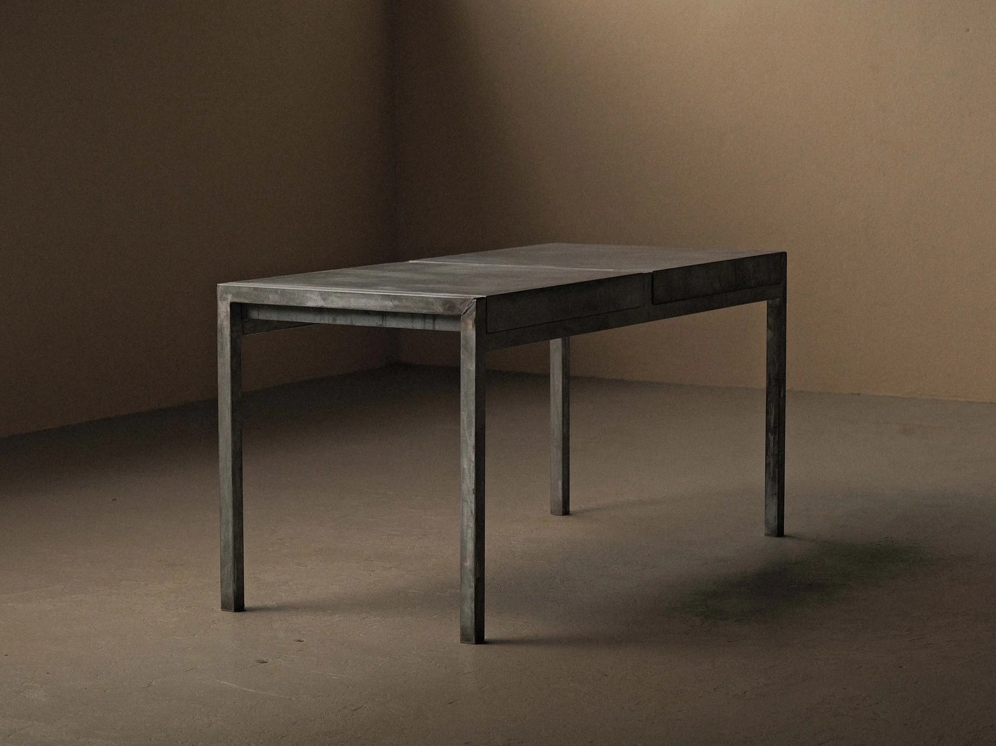 🔴 Table / bureau artisanal en acier galvanisé et zinc, Vers 1980