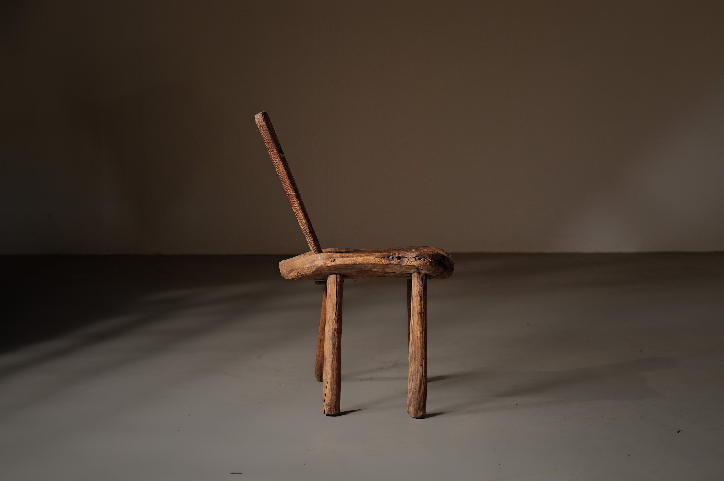 20250408A1-chaise-art-populaire-meleze-massif-queyras-19eme-siecle-4.jpg